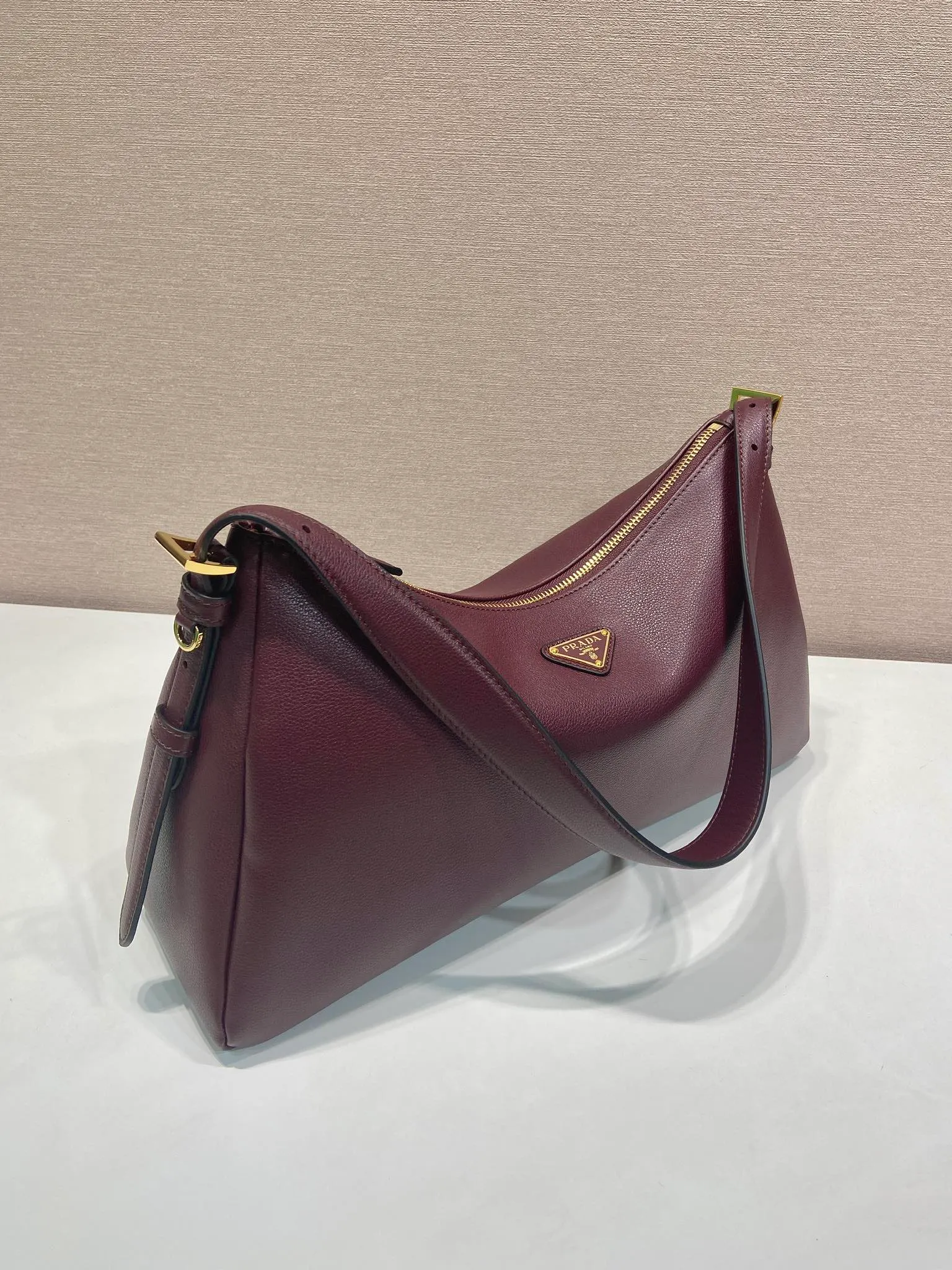 💰1760🎉New Aimee Underarm Bag🎉1BC228🎉🎉 This leather Hobo underarm bag has a simple design and is made of imported calfskin. It has a metal triangular enamel logo on the front and is equipped with a detachable leather shoulder strap. The leather is fine and soft, practical, lightweight, and has a large capacity. ﻿﻿﻿High-end and versatile, another fashion hit. Hurry up and get it, it’s so beautiful👏👏 Length 39x height 24x bottom 12cm