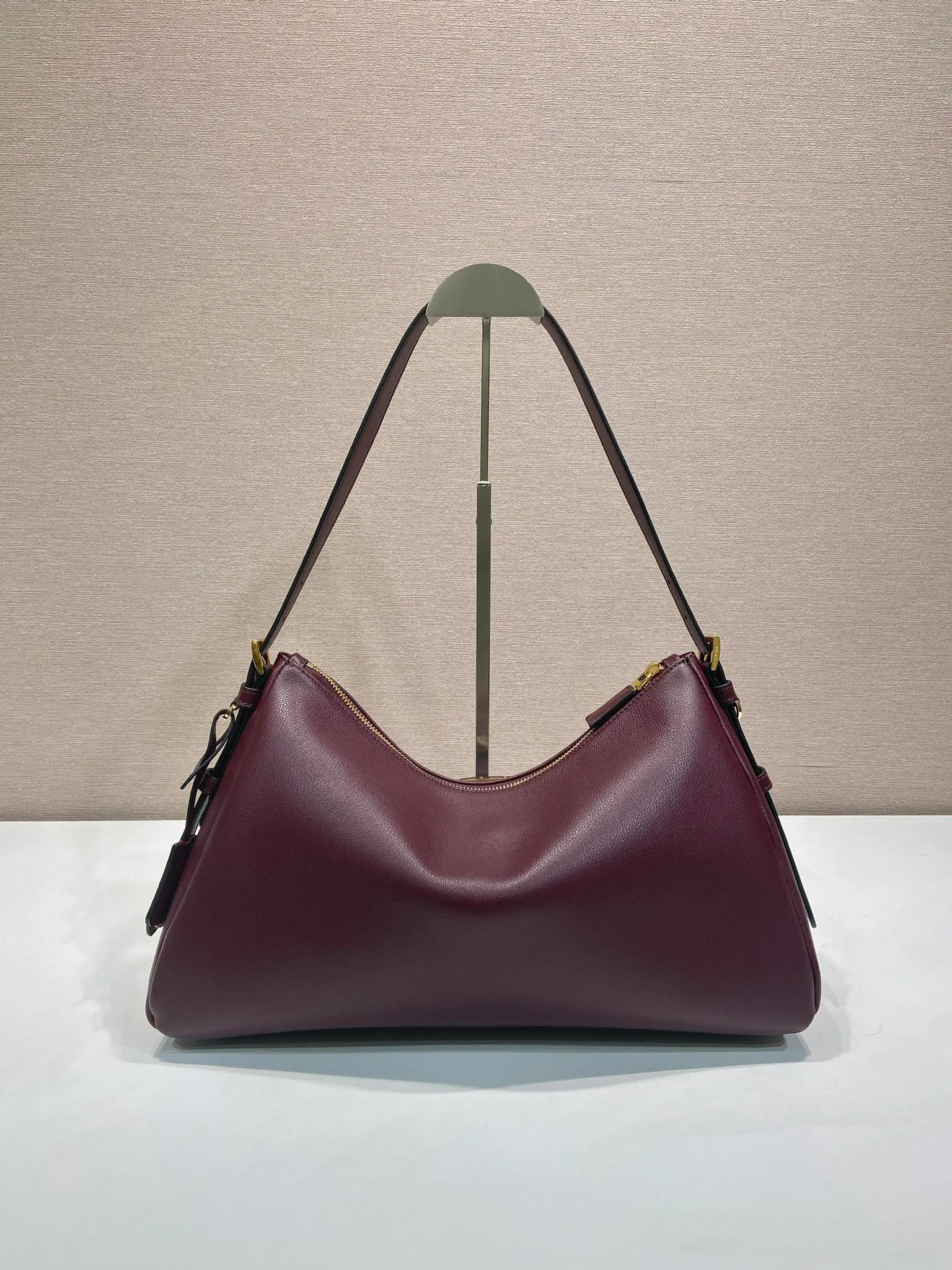 💰1760🎉New Aimee Underarm Bag🎉1BC228🎉🎉 This leather Hobo underarm bag has a simple design and is made of imported calfskin. It has a metal triangular enamel logo on the front and is equipped with a detachable leather shoulder strap. The leather is fine and soft, practical, lightweight, and has a large capacity. ﻿﻿﻿High-end and versatile, another fashion hit. Hurry up and get it, it’s so beautiful👏👏 Length 39x height 24x bottom 12cm