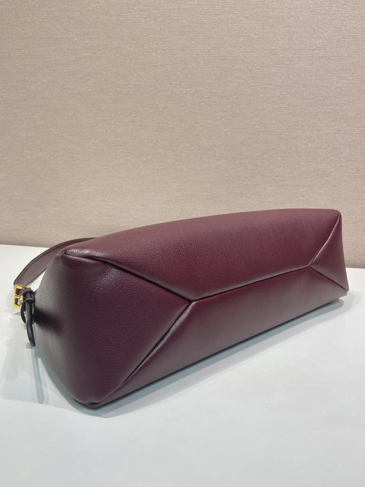 💰1760🎉New Aimee Underarm Bag🎉1BC228🎉🎉 This leather Hobo underarm bag has a simple design and is made of imported calfskin. It has a metal triangular enamel logo on the front and is equipped with a detachable leather shoulder strap. The leather is fine and soft, practical, lightweight, and has a large capacity. ﻿﻿﻿High-end and versatile, another fashion hit. Hurry up and get it, it’s so beautiful👏👏 Length 39x height 24x bottom 12cm