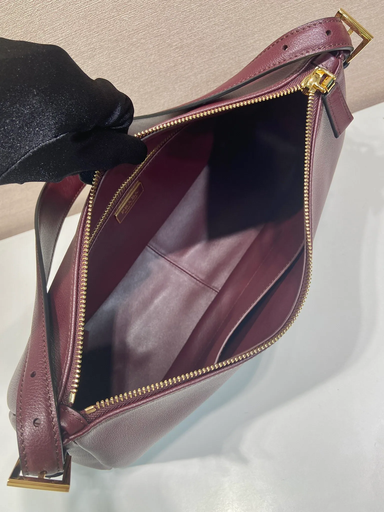 💰1760🎉New Aimee Underarm Bag🎉1BC228🎉🎉 This leather Hobo underarm bag has a simple design and is made of imported calfskin. It has a metal triangular enamel logo on the front and is equipped with a detachable leather shoulder strap. The leather is fine and soft, practical, lightweight, and has a large capacity. ﻿﻿﻿High-end and versatile, another fashion hit. Hurry up and get it, it’s so beautiful👏👏 Length 39x height 24x bottom 12cm