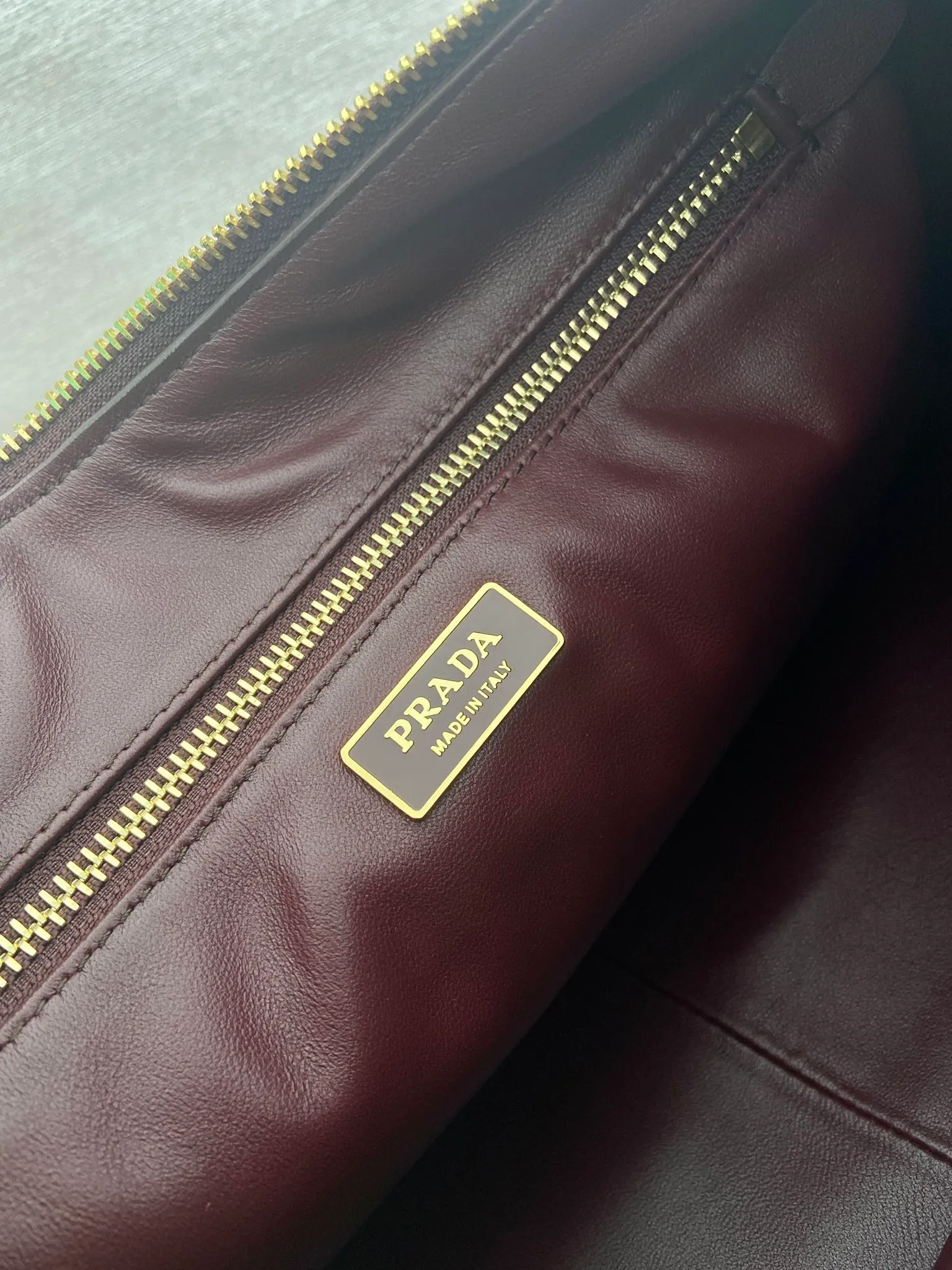 💰1760🎉New Aimee Underarm Bag🎉1BC228🎉🎉 This leather Hobo underarm bag has a simple design and is made of imported calfskin. It has a metal triangular enamel logo on the front and is equipped with a detachable leather shoulder strap. The leather is fine and soft, practical, lightweight, and has a large capacity. ﻿﻿﻿High-end and versatile, another fashion hit. Hurry up and get it, it’s so beautiful👏👏 Length 39x height 24x bottom 12cm