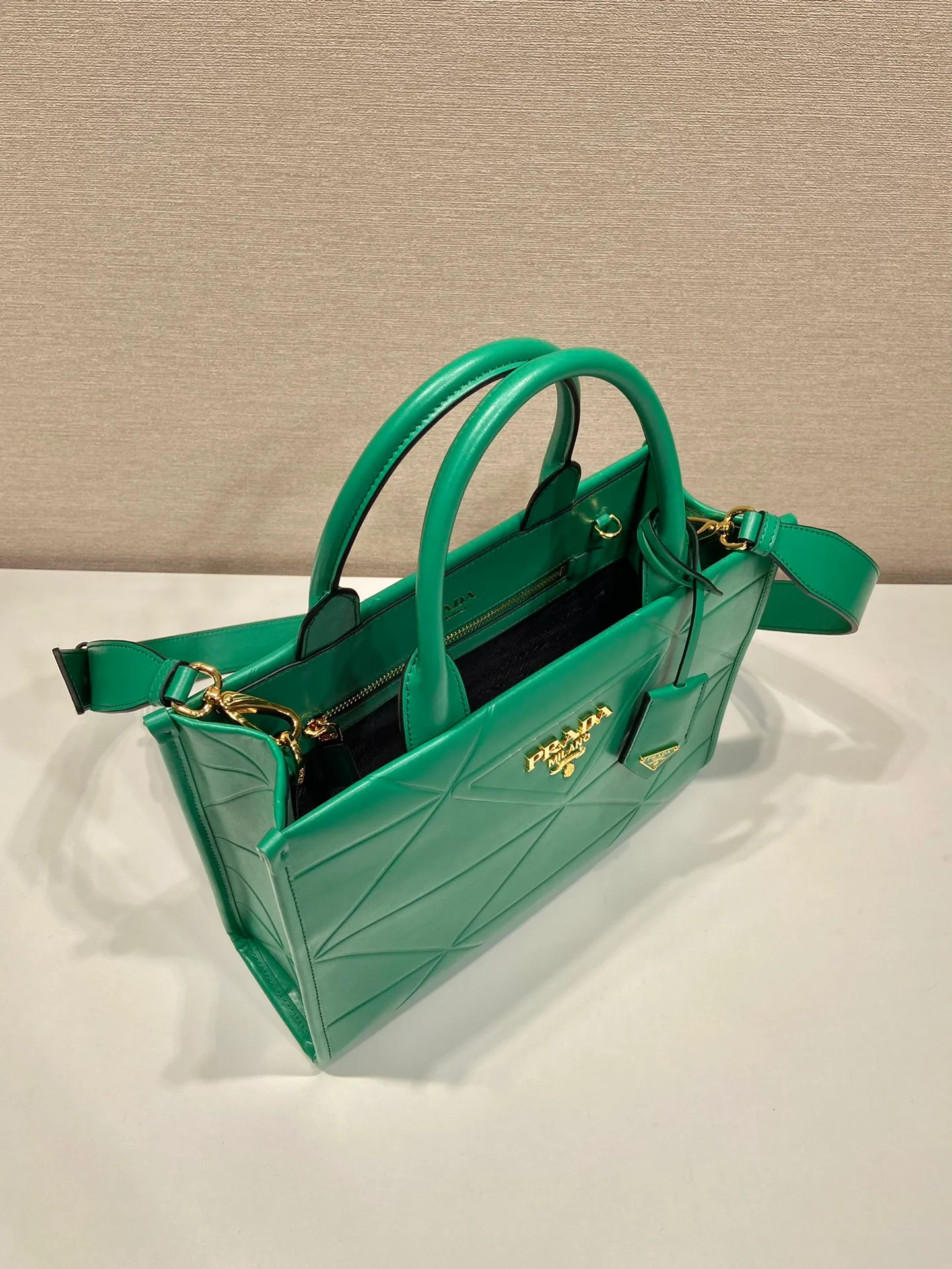 💰1800🎉 New Triangular Diamond Tote Bag 🎉 Tote Bag 🎉1BA379 Small/Long Shoulder Strap 🎉 This tote bag is made of imported calfskin, with a pure handmade triangular diamond design, and the mark is composed of an embossed triangle and a hardware mark. Interior compartment with zip pockets. Simple and elegant, full of fashion sense. Babies, hurry up and get started. Length 30x height 23x base 9cm🎉🎉🎉👏👏👏