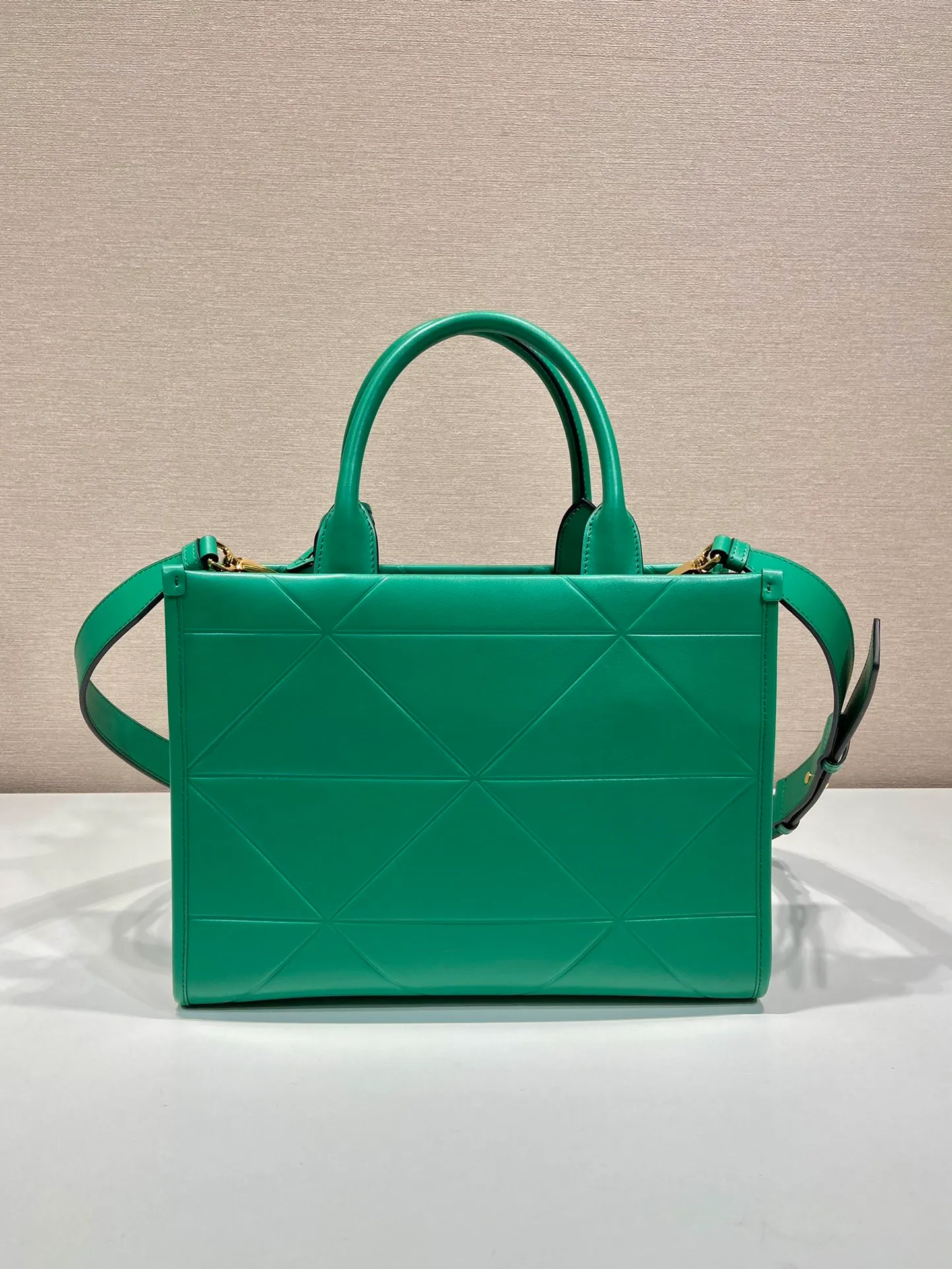 💰1800🎉 New Triangular Diamond Tote Bag 🎉 Tote Bag 🎉1BA379 Small/Long Shoulder Strap 🎉 This tote bag is made of imported calfskin, with a pure handmade triangular diamond design, and the mark is composed of an embossed triangle and a hardware mark. Interior compartment with zip pockets. Simple and elegant, full of fashion sense. Babies, hurry up and get started. Length 30x height 23x base 9cm🎉🎉🎉👏👏👏
