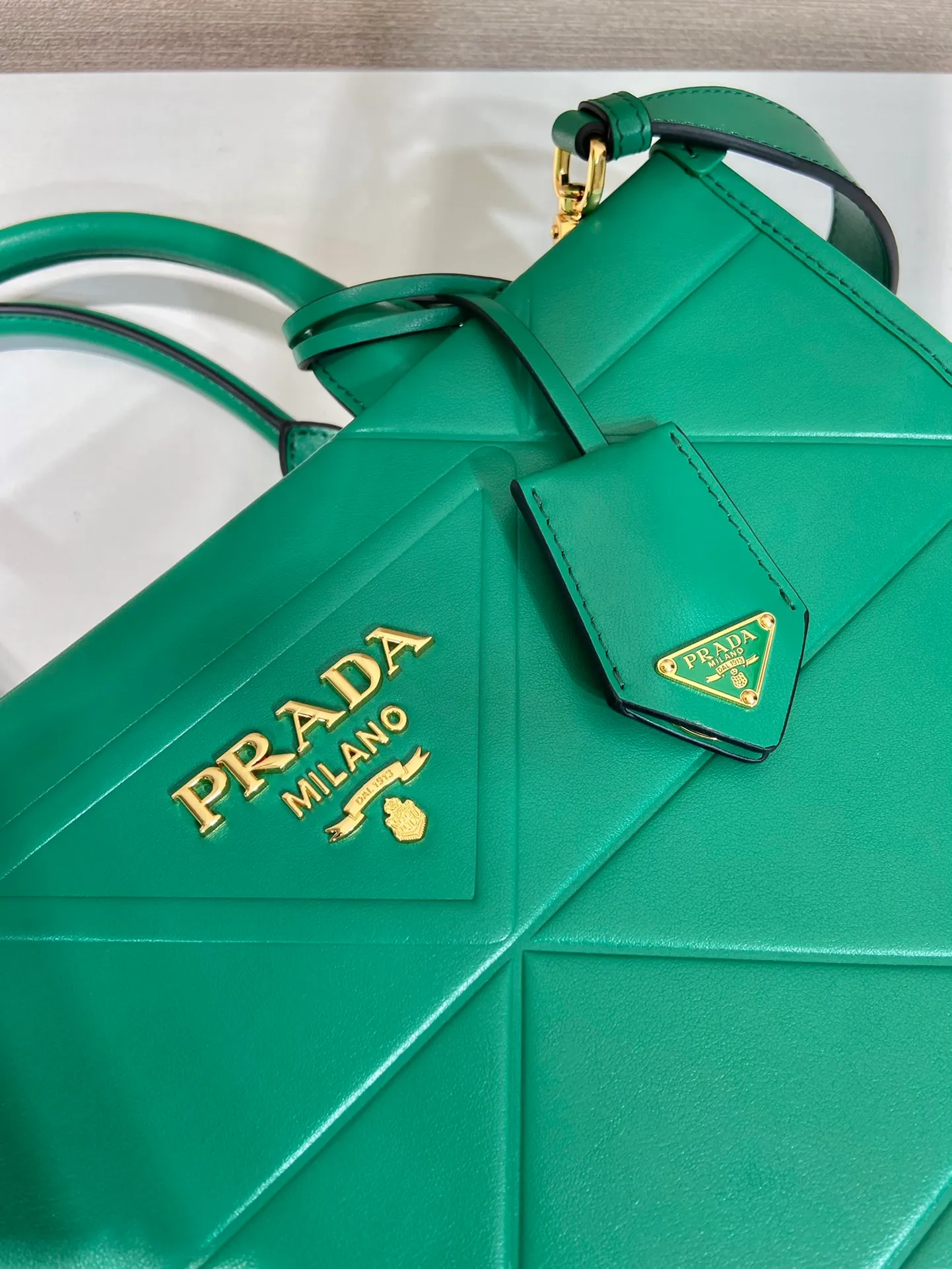 💰1800🎉 New Triangular Diamond Tote Bag 🎉 Tote Bag 🎉1BA379 Small/Long Shoulder Strap 🎉 This tote bag is made of imported calfskin, with a pure handmade triangular diamond design, and the mark is composed of an embossed triangle and a hardware mark. Interior compartment with zip pockets. Simple and elegant, full of fashion sense. Babies, hurry up and get started. Length 30x height 23x base 9cm🎉🎉🎉👏👏👏