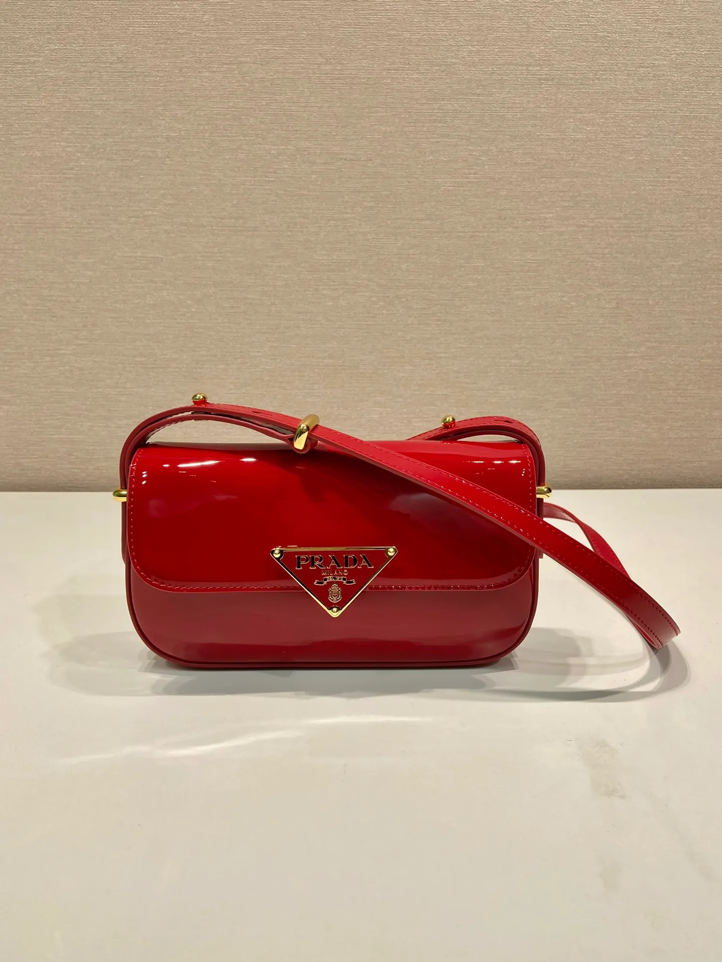 💰1460🎉New style🎉1BD339 patent leather🎉🎉 This shoulder bag demonstrates a simple design concept through its smooth lines and compact shape. It is made of patent calfskin outer/sheepskin inner fabric. It is equipped with an adjustable shoulder strap that can be carried on one shoulder/crossbody, with a maximum length of 110cm. The front lock buckle is embellished with the iconic triangle logo. Wear a bold upper body, beauties. Get it now. Length 20.5x Height 10.5x Bottom 4cm