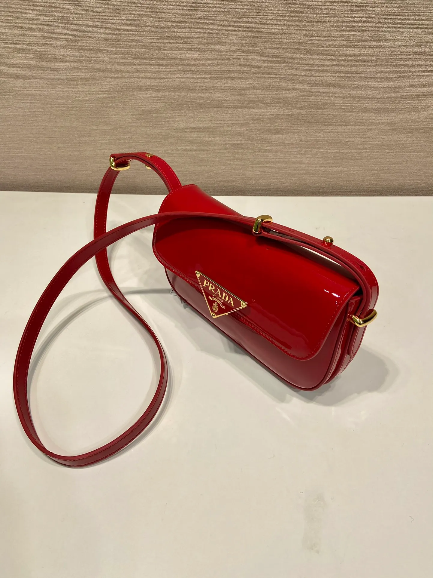 💰1460🎉New style🎉1BD339 patent leather🎉🎉 This shoulder bag demonstrates a simple design concept through its smooth lines and compact shape. It is made of patent calfskin outer/sheepskin inner fabric. It is equipped with an adjustable shoulder strap that can be carried on one shoulder/crossbody, with a maximum length of 110cm. The front lock buckle is embellished with the iconic triangle logo. Wear a bold upper body, beauties. Get it now. Length 20.5x Height 10.5x Bottom 4cm