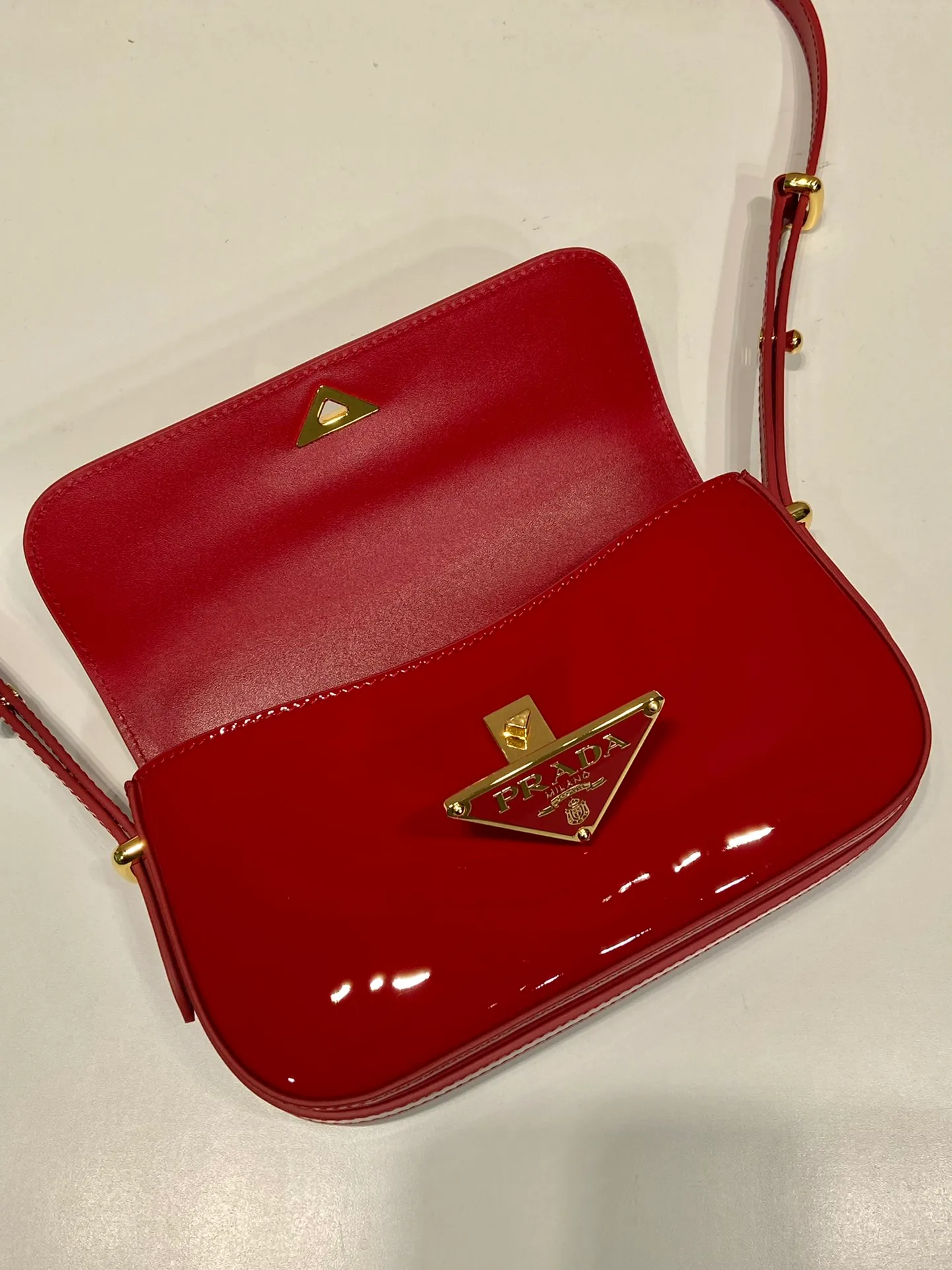 💰1460🎉New style🎉1BD339 patent leather🎉🎉 This shoulder bag demonstrates a simple design concept through its smooth lines and compact shape. It is made of patent calfskin outer/sheepskin inner fabric. It is equipped with an adjustable shoulder strap that can be carried on one shoulder/crossbody, with a maximum length of 110cm. The front lock buckle is embellished with the iconic triangle logo. Wear a bold upper body, beauties. Get it now. Length 20.5x Height 10.5x Bottom 4cm