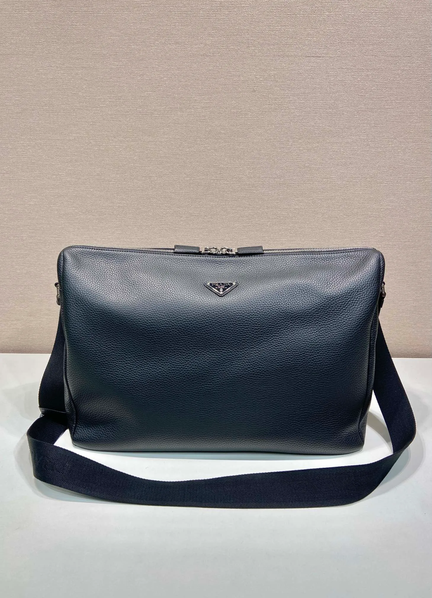 💰1860🎉New Messenger Bag🎉🎉😉2VH185 Large🎉🎉 This modern and practical leather handbag features a soft silhouette with stylish details. This braided strap complements a versatile, sporty style. Zipper closure, internal zipper pocket, recycled nylon logo printed lining, the upper body effect is very fashionable and spacious, handsome guys, hurry up and get it🎉🎉 Length 43x Height 32x Bottom 18cm👏👏👏🎉🎉🎉
