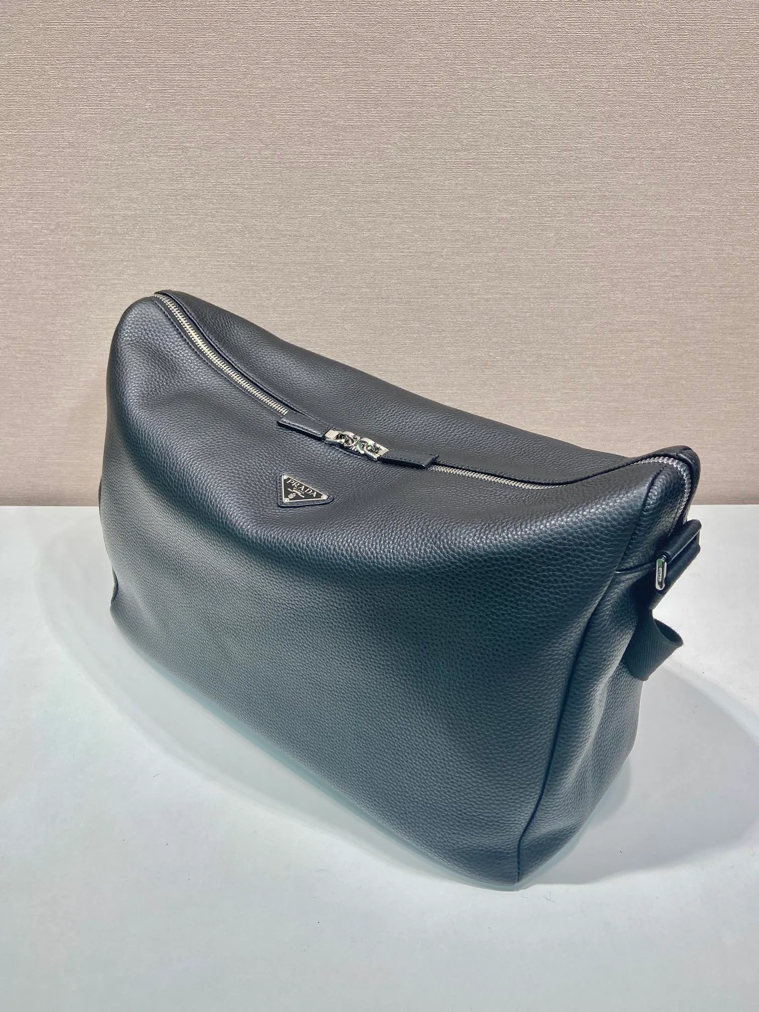 💰1860🎉New Messenger Bag🎉🎉😉2VH185 Large🎉🎉 This modern and practical leather handbag features a soft silhouette with stylish details. This braided strap complements a versatile, sporty style. Zipper closure, internal zipper pocket, recycled nylon logo printed lining, the upper body effect is very fashionable and spacious, handsome guys, hurry up and get it🎉🎉 Length 43x Height 32x Bottom 18cm👏👏👏🎉🎉🎉