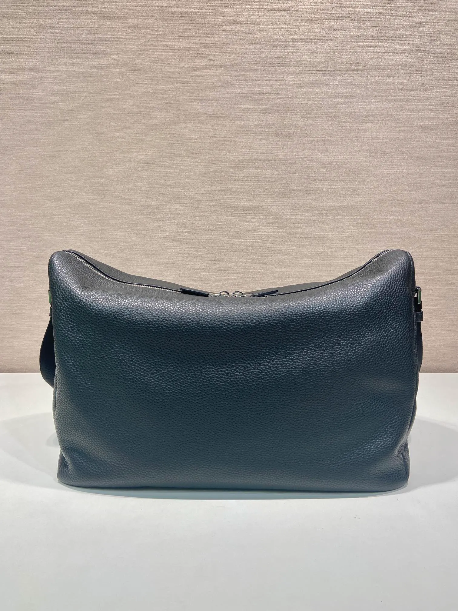💰1860🎉New Messenger Bag🎉🎉😉2VH185 Large🎉🎉 This modern and practical leather handbag features a soft silhouette with stylish details. This braided strap complements a versatile, sporty style. Zipper closure, internal zipper pocket, recycled nylon logo printed lining, the upper body effect is very fashionable and spacious, handsome guys, hurry up and get it🎉🎉 Length 43x Height 32x Bottom 18cm👏👏👏🎉🎉🎉