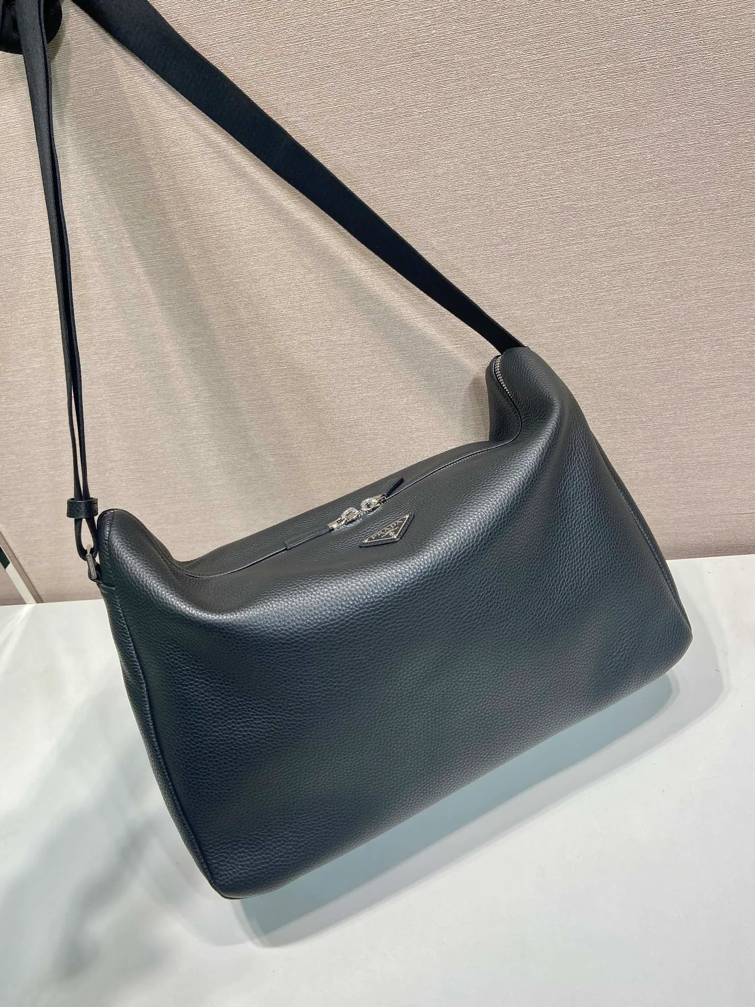 💰1860🎉New Messenger Bag🎉🎉😉2VH185 Large🎉🎉 This modern and practical leather handbag features a soft silhouette with stylish details. This braided strap complements a versatile, sporty style. Zipper closure, internal zipper pocket, recycled nylon logo printed lining, the upper body effect is very fashionable and spacious, handsome guys, hurry up and get it🎉🎉 Length 43x Height 32x Bottom 18cm👏👏👏🎉🎉🎉