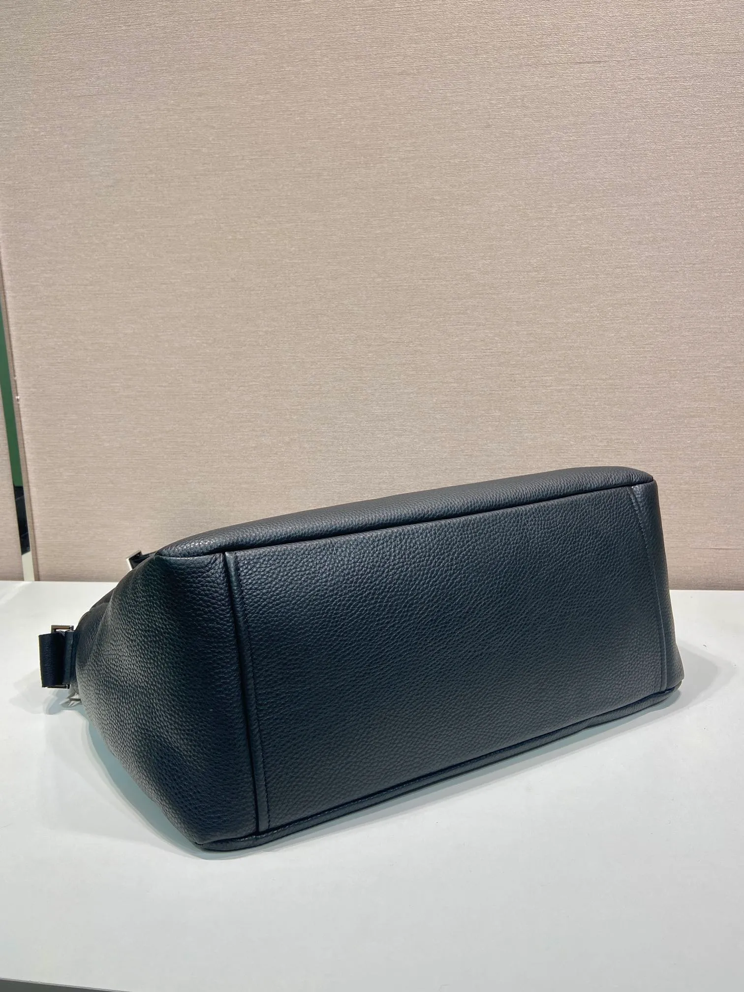 💰1860🎉New Messenger Bag🎉🎉😉2VH185 Large🎉🎉 This modern and practical leather handbag features a soft silhouette with stylish details. This braided strap complements a versatile, sporty style. Zipper closure, internal zipper pocket, recycled nylon logo printed lining, the upper body effect is very fashionable and spacious, handsome guys, hurry up and get it🎉🎉 Length 43x Height 32x Bottom 18cm👏👏👏🎉🎉🎉