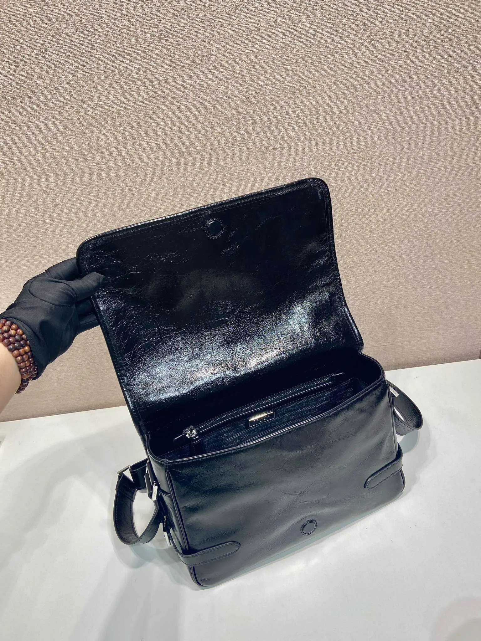 💰1700🎉New oil wax bag🎉2VD073 messenger bag🎉🎉 This shoulder bag is carefully made of soft and shiny oil wax leather. It has a unique streamlined silhouette and is decorated with a unique triangle logo. It is fashionable and versatile. Flip cover design, adjustable leather shoulder strap, another popular style that will never go out of style, handsome guys, hurry up and get it🎉🎉 Length 30x Height 20x Bottom 11cm🎉🎉🎉👏👏👏