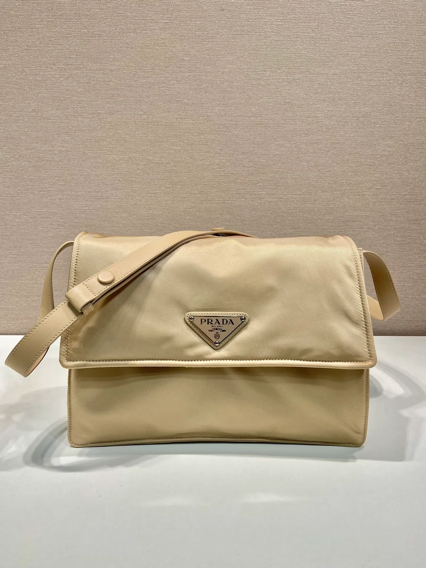 💰1320🎉The popular small messenger bag🎉New color milk tea🎉🎉This shoulder bag is made of unique padded nylon, and is equipped with leather shoulder straps and back pockets. The metal accessories give a touch of bright color and the overall low profile Luxurious and versatile, the only difference is that it is not detachable, the design is more simple, and the style is still the same🙊🙊 If you like babies, hurry up and buy it, it is unisex, and it is a popular style that will never go out of style👏👏 Style number 1BD255, length 30x height 21.5x bottom 12cm