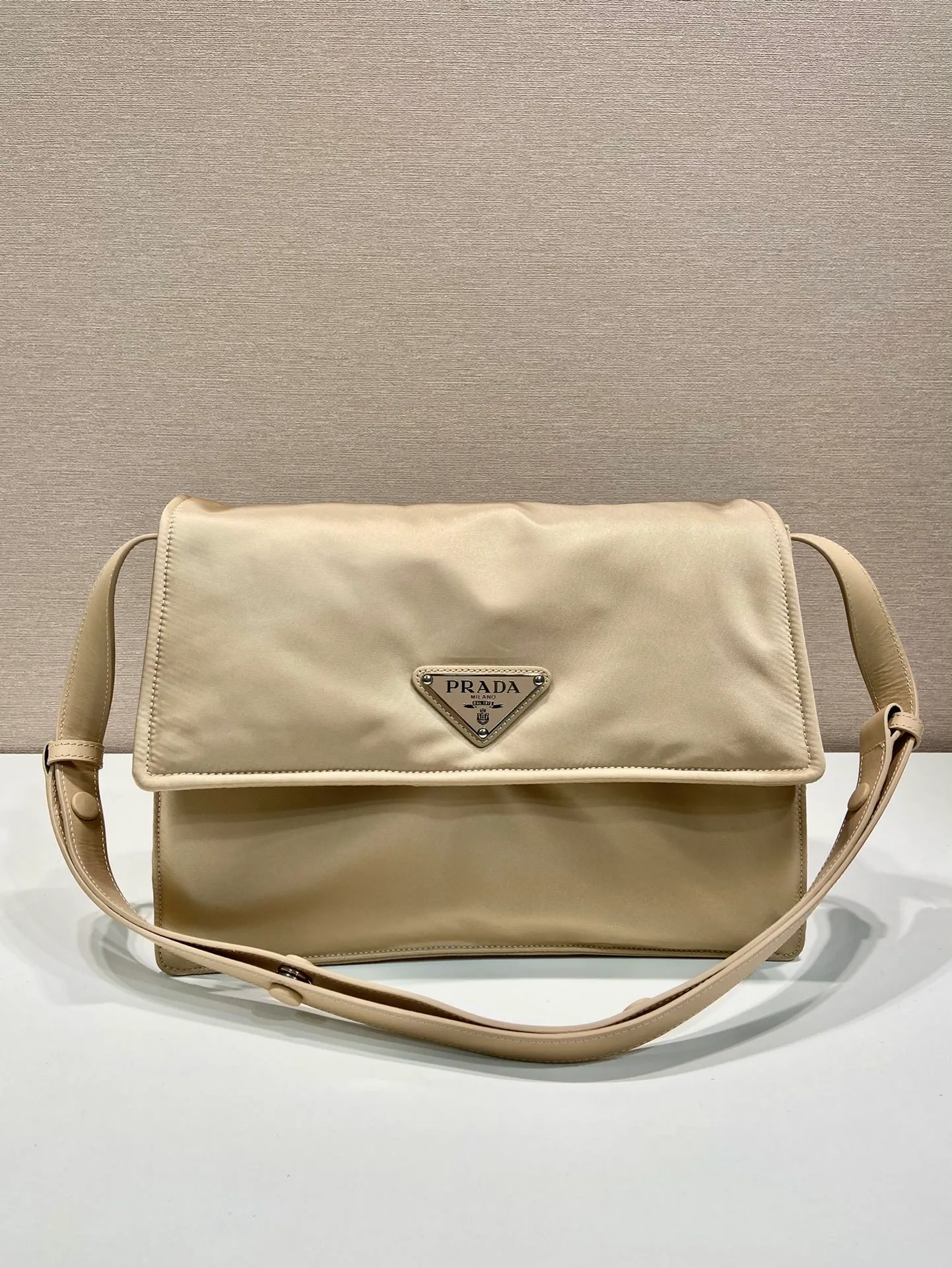💰1320🎉The popular small messenger bag🎉New color milk tea🎉🎉This shoulder bag is made of unique padded nylon, and is equipped with leather shoulder straps and back pockets. The metal accessories give a touch of bright color and the overall low profile Luxurious and versatile, the only difference is that it is not detachable, the design is more simple, and the style is still the same🙊🙊 If you like babies, hurry up and buy it, it is unisex, and it is a popular style that will never go out of style👏👏 Style number 1BD255, length 30x height 21.5x bottom 12cm