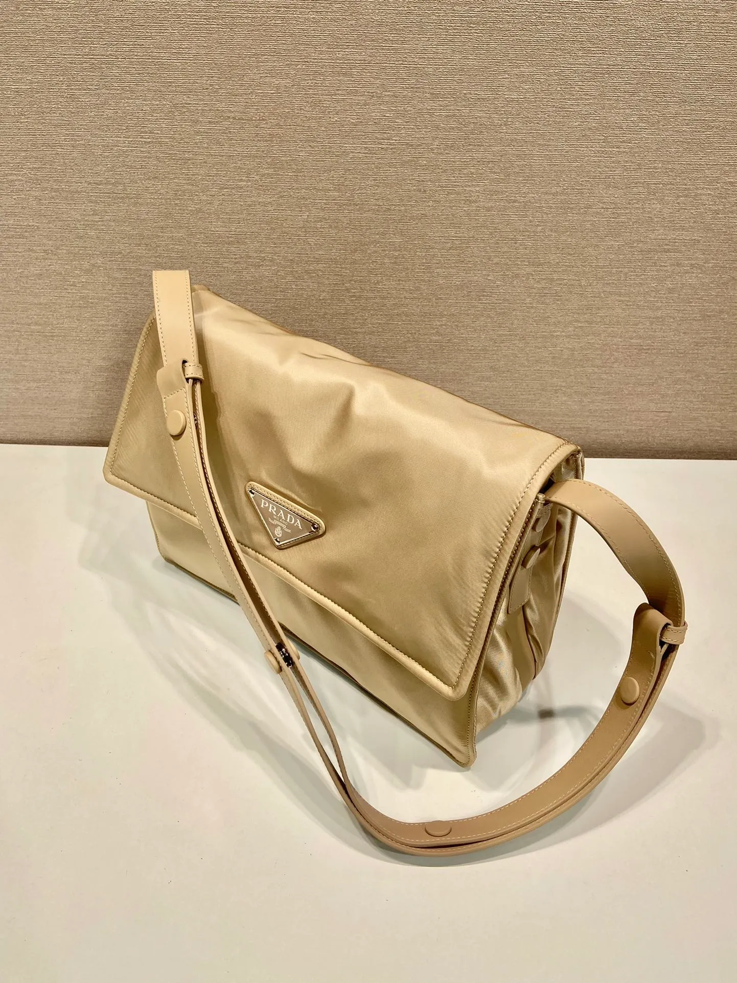 💰1320🎉The popular small messenger bag🎉New color milk tea🎉🎉This shoulder bag is made of unique padded nylon, and is equipped with leather shoulder straps and back pockets. The metal accessories give a touch of bright color and the overall low profile Luxurious and versatile, the only difference is that it is not detachable, the design is more simple, and the style is still the same🙊🙊 If you like babies, hurry up and buy it, it is unisex, and it is a popular style that will never go out of style👏👏 Style number 1BD255, length 30x height 21.5x bottom 12cm