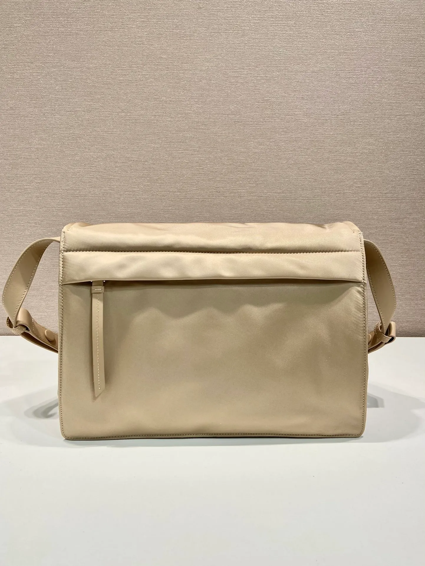💰1320🎉The popular small messenger bag🎉New color milk tea🎉🎉This shoulder bag is made of unique padded nylon, and is equipped with leather shoulder straps and back pockets. The metal accessories give a touch of bright color and the overall low profile Luxurious and versatile, the only difference is that it is not detachable, the design is more simple, and the style is still the same🙊🙊 If you like babies, hurry up and buy it, it is unisex, and it is a popular style that will never go out of style👏👏 Style number 1BD255, length 30x height 21.5x bottom 12cm