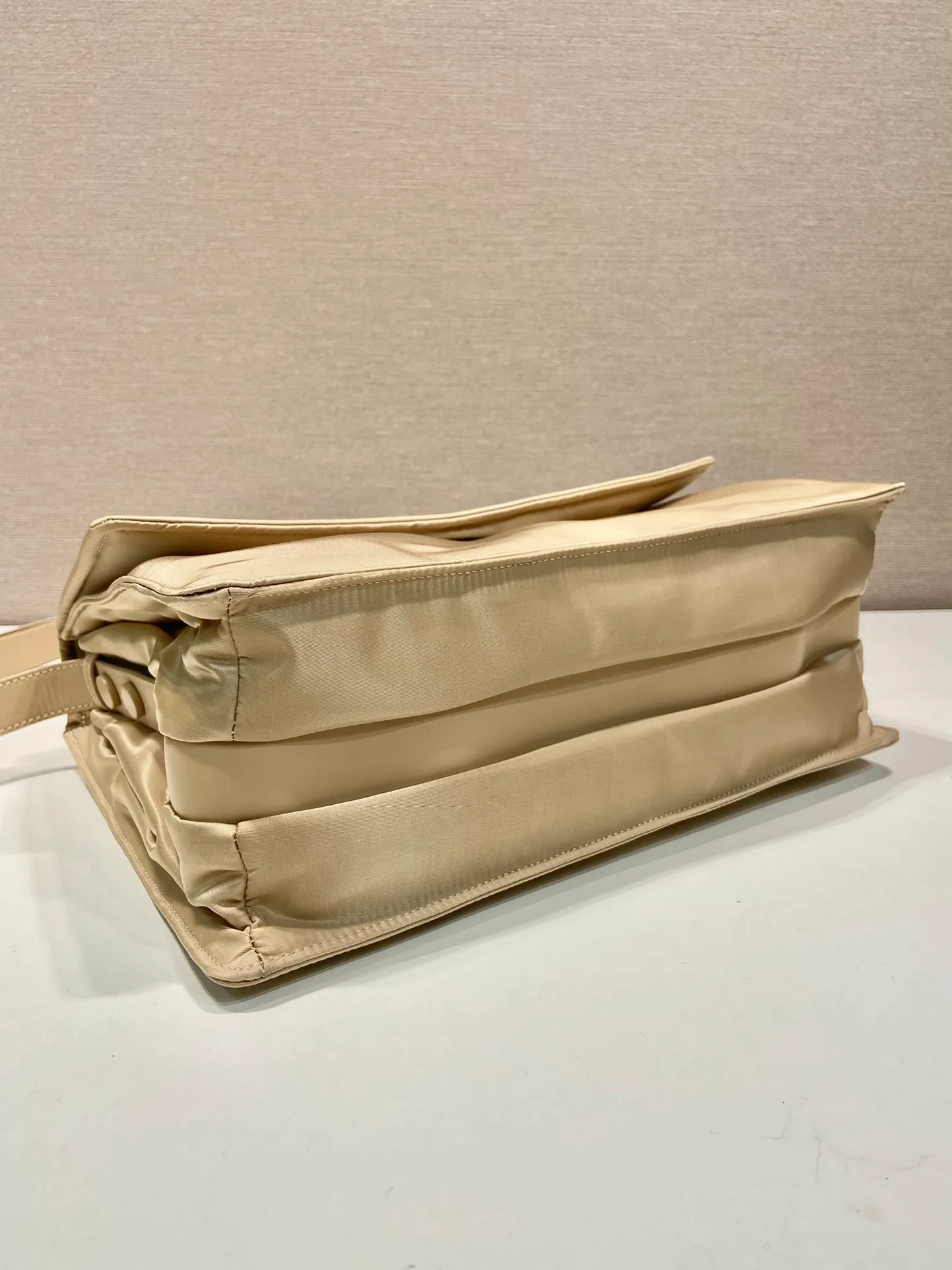 💰1320🎉The popular small messenger bag🎉New color milk tea🎉🎉This shoulder bag is made of unique padded nylon, and is equipped with leather shoulder straps and back pockets. The metal accessories give a touch of bright color and the overall low profile Luxurious and versatile, the only difference is that it is not detachable, the design is more simple, and the style is still the same🙊🙊 If you like babies, hurry up and buy it, it is unisex, and it is a popular style that will never go out of style👏👏 Style number 1BD255, length 30x height 21.5x bottom 12cm