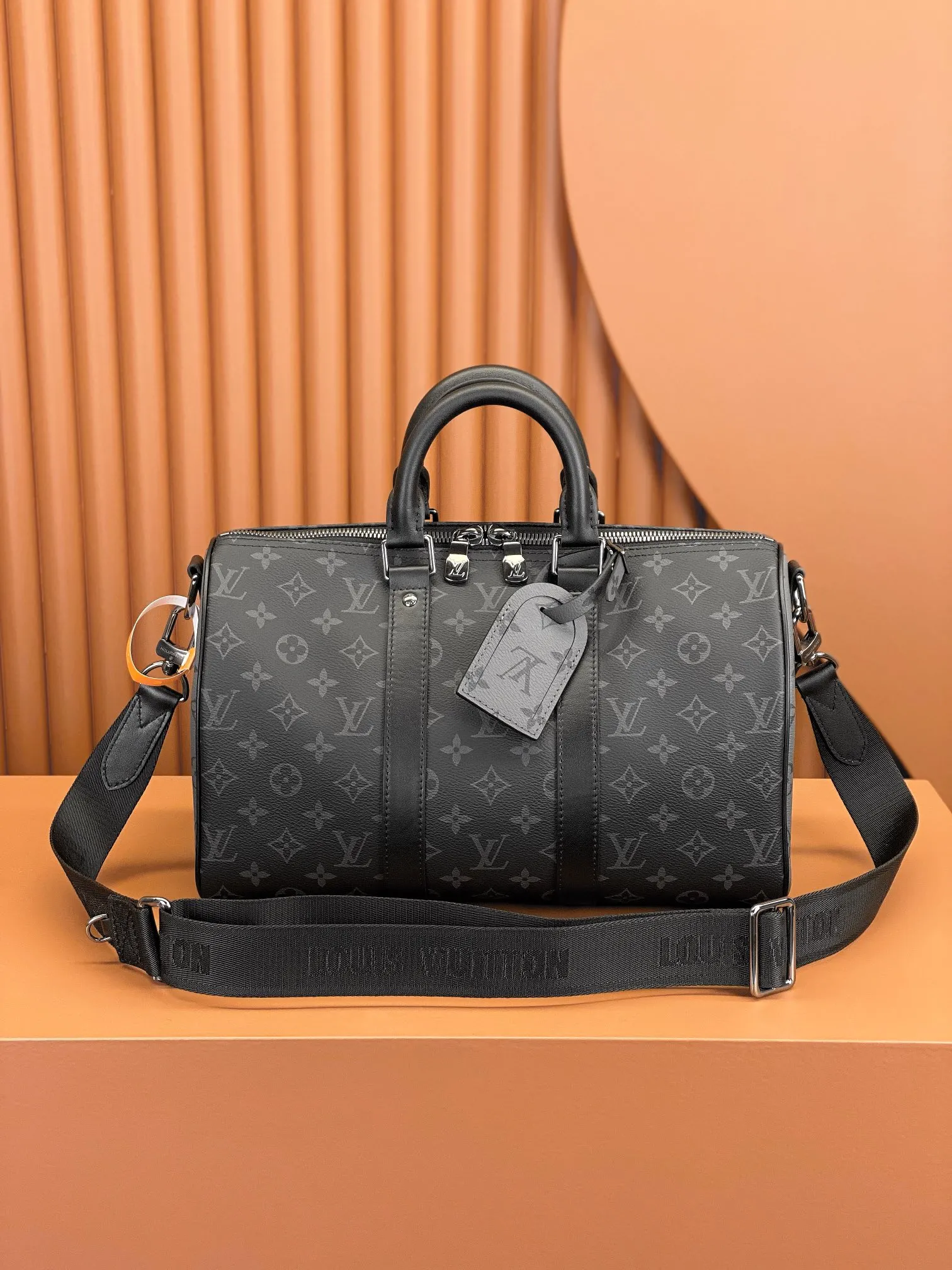 P¥900👉nfc163C01 dynamic chip version👈[Top-level inspection-free, all-steel hardware, original leather] This Keepall Bandoulière 35 handbag uses Monogram Eclipse coated canvas to convey a restrained style. Leather top handles, side straps and hardware reflect classic heritage, while a removable and adjustable shoulder strap makes it comfortable to carry over the shoulder. Monogram Eclipse coated canvas, cow leather trim, fabric lining, metal hardware, zipper closure, removable designer brand, interior patch pockets, shoulder strap: removable, adjustable! ! Model: M46655; Size: 34x21x16CM