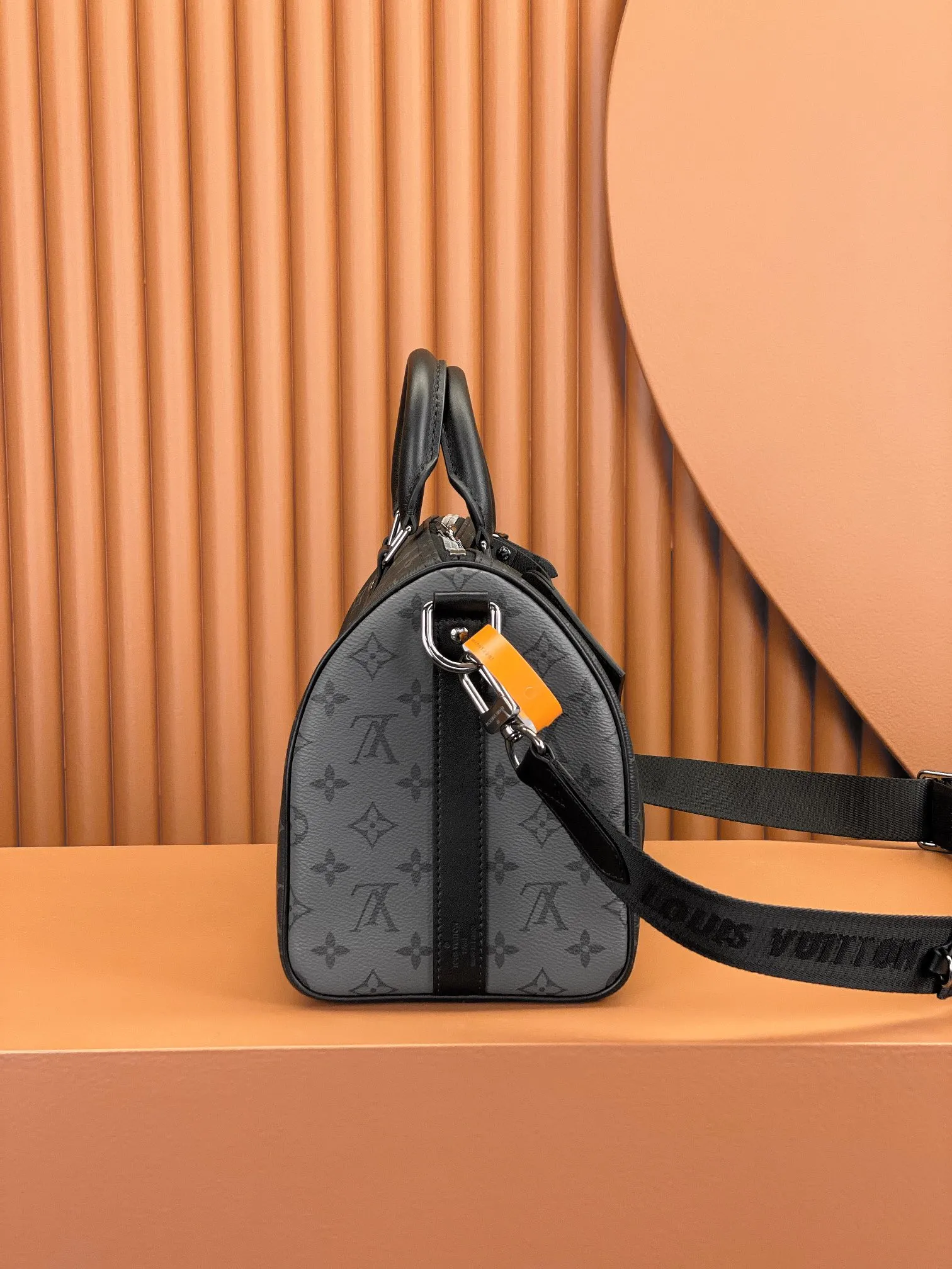 P¥900👉nfc163C01 dynamic chip version👈[Top-level inspection-free, all-steel hardware, original leather] This Keepall Bandoulière 35 handbag uses Monogram Eclipse coated canvas to convey a restrained style. Leather top handles, side straps and hardware reflect classic heritage, while a removable and adjustable shoulder strap makes it comfortable to carry over the shoulder. Monogram Eclipse coated canvas, cow leather trim, fabric lining, metal hardware, zipper closure, removable designer brand, interior patch pockets, shoulder strap: removable, adjustable! ! Model: M46655; Size: 34x21x16CM