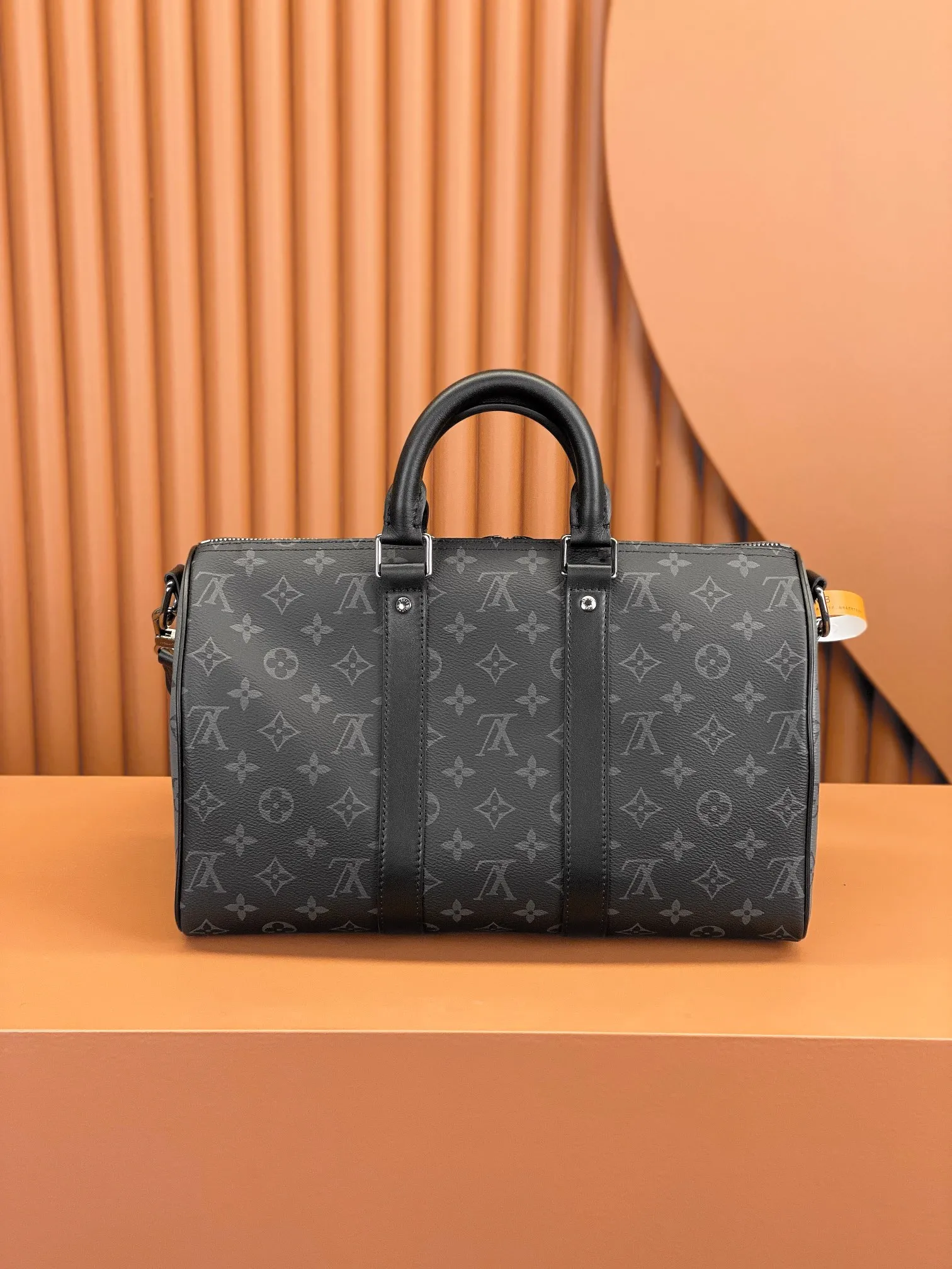 P¥900👉nfc163C01 dynamic chip version👈[Top-level inspection-free, all-steel hardware, original leather] This Keepall Bandoulière 35 handbag uses Monogram Eclipse coated canvas to convey a restrained style. Leather top handles, side straps and hardware reflect classic heritage, while a removable and adjustable shoulder strap makes it comfortable to carry over the shoulder. Monogram Eclipse coated canvas, cow leather trim, fabric lining, metal hardware, zipper closure, removable designer brand, interior patch pockets, shoulder strap: removable, adjustable! ! Model: M46655; Size: 34x21x16CM