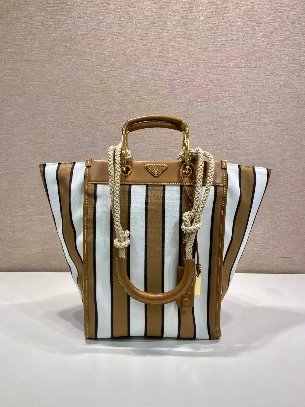 💰1520🎉New Tote Bag🎉🎉1BG561🎉🎉 Decorated with a striped pattern, this canvas tote bag combines retro summer vibes with exquisite handcrafted details. Leather details accentuate the sophisticated and versatile overall design, complete with an enameled triangle metal logo. Metal and rope double handles, detachable leather mirror, large capacity, very attractive upper body effect, hurry up and get it, unisex model🎉🎉 Length 26x Height 35x Bottom 17cm🎉🎉🎉💰💰💰
