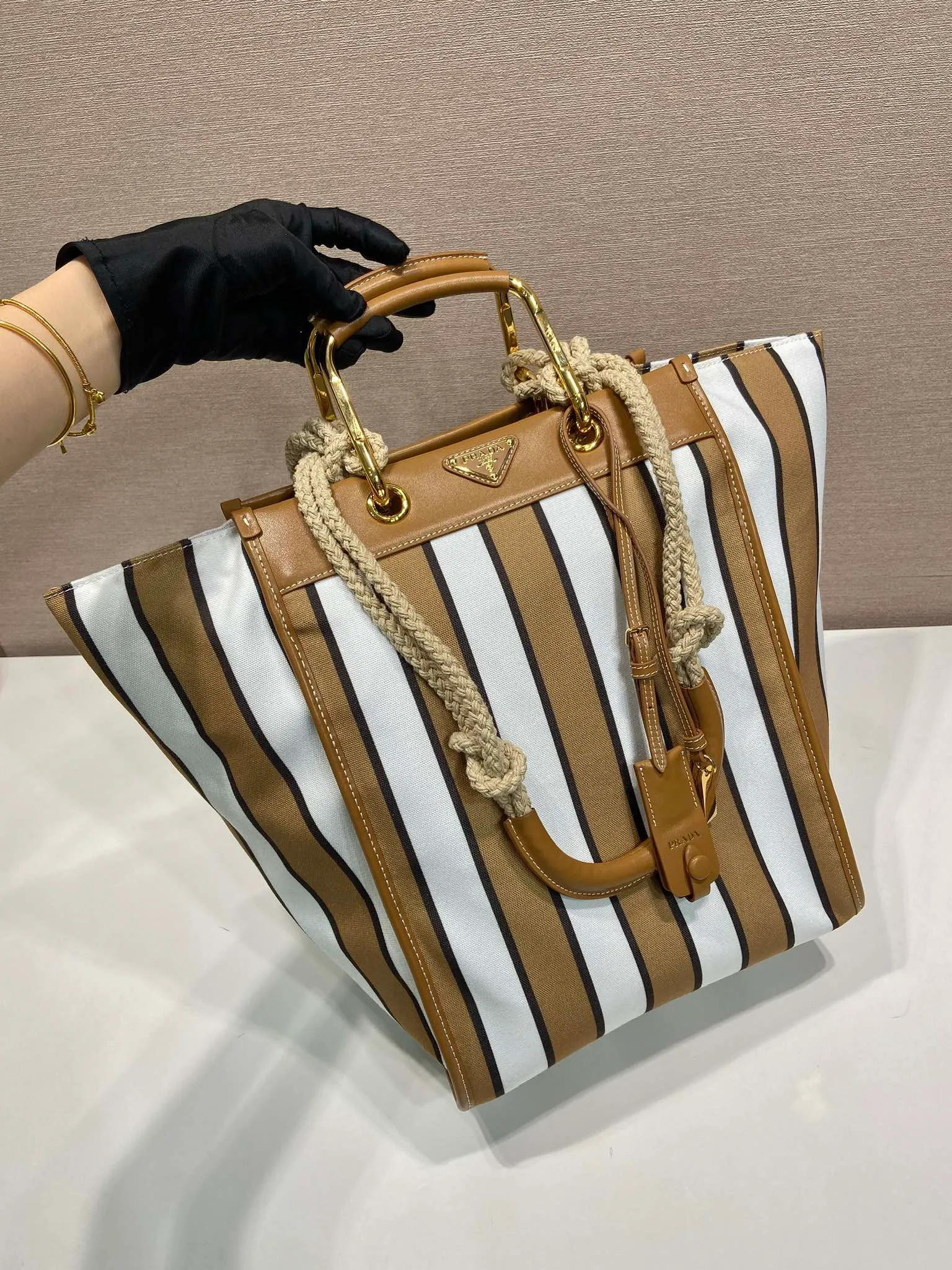 💰1520🎉New Tote Bag🎉🎉1BG561🎉🎉 Decorated with a striped pattern, this canvas tote bag combines retro summer vibes with exquisite handcrafted details. Leather details accentuate the sophisticated and versatile overall design, complete with an enameled triangle metal logo. Metal and rope double handles, detachable leather mirror, large capacity, very attractive upper body effect, hurry up and get it, unisex model🎉🎉 Length 26x Height 35x Bottom 17cm🎉🎉🎉💰💰💰