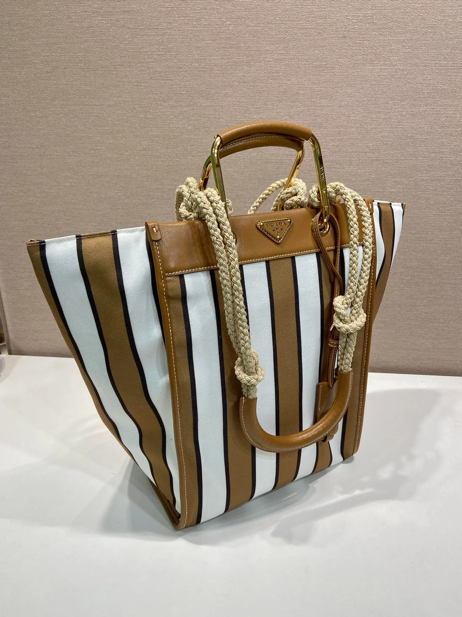 💰1520🎉New Tote Bag🎉🎉1BG561🎉🎉 Decorated with a striped pattern, this canvas tote bag combines retro summer vibes with exquisite handcrafted details. Leather details accentuate the sophisticated and versatile overall design, complete with an enameled triangle metal logo. Metal and rope double handles, detachable leather mirror, large capacity, very attractive upper body effect, hurry up and get it, unisex model🎉🎉 Length 26x Height 35x Bottom 17cm🎉🎉🎉💰💰💰
