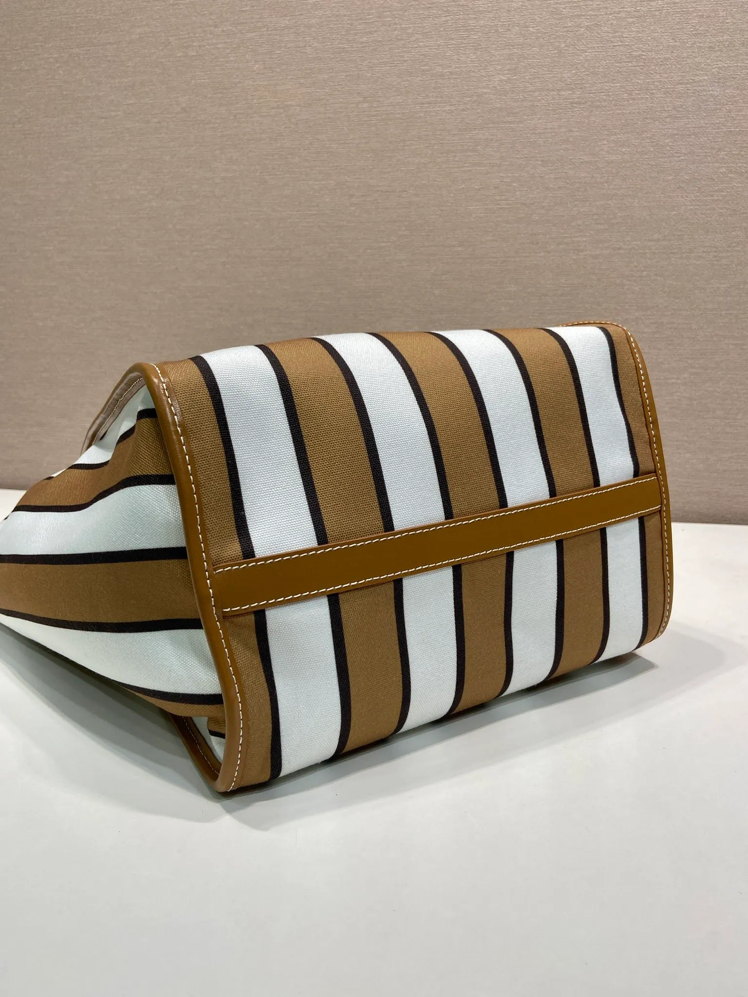 💰1520🎉New Tote Bag🎉🎉1BG561🎉🎉 Decorated with a striped pattern, this canvas tote bag combines retro summer vibes with exquisite handcrafted details. Leather details accentuate the sophisticated and versatile overall design, complete with an enameled triangle metal logo. Metal and rope double handles, detachable leather mirror, large capacity, very attractive upper body effect, hurry up and get it, unisex model🎉🎉 Length 26x Height 35x Bottom 17cm🎉🎉🎉💰💰💰