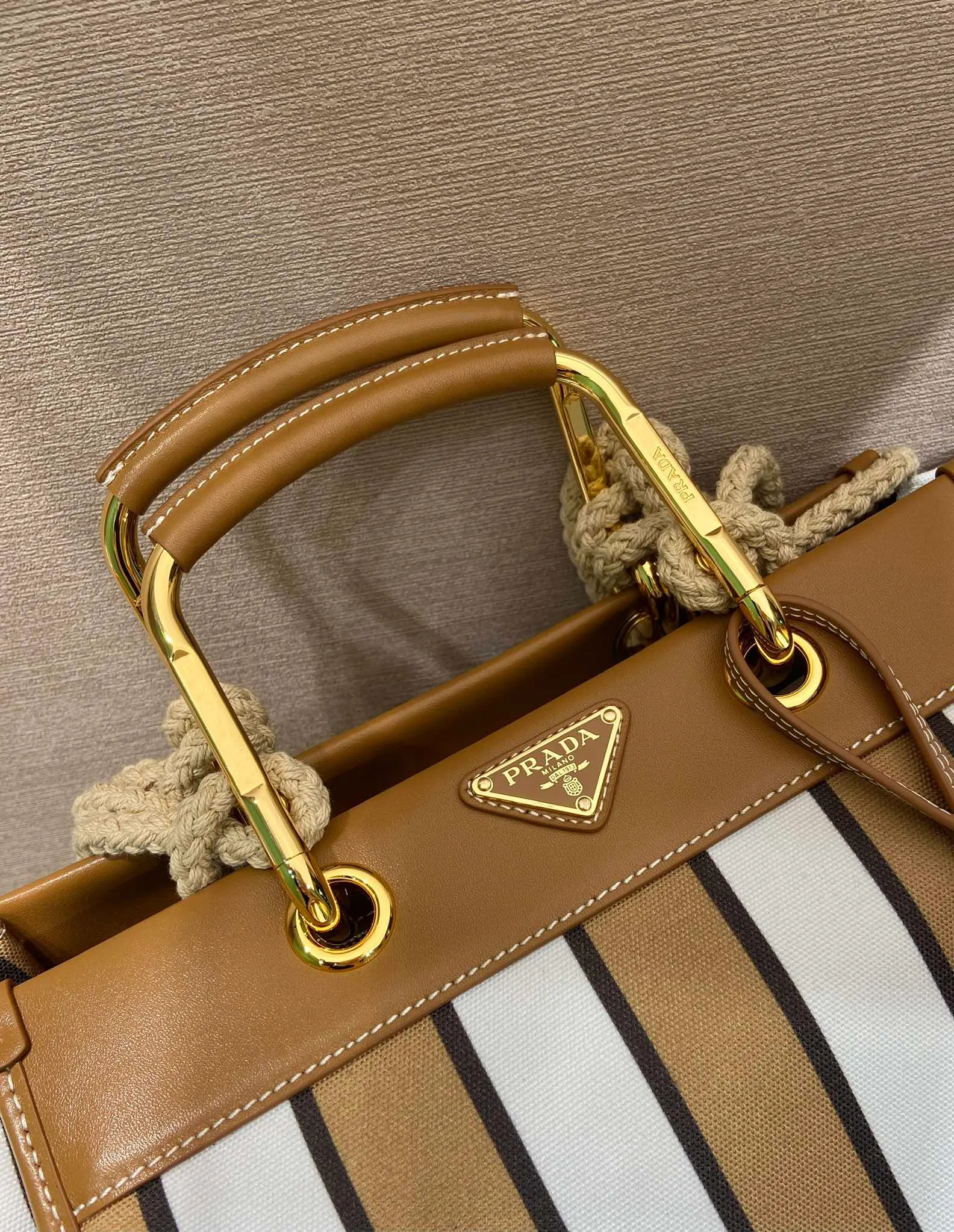 💰1520🎉New Tote Bag🎉🎉1BG561🎉🎉 Decorated with a striped pattern, this canvas tote bag combines retro summer vibes with exquisite handcrafted details. Leather details accentuate the sophisticated and versatile overall design, complete with an enameled triangle metal logo. Metal and rope double handles, detachable leather mirror, large capacity, very attractive upper body effect, hurry up and get it, unisex model🎉🎉 Length 26x Height 35x Bottom 17cm🎉🎉🎉💰💰💰