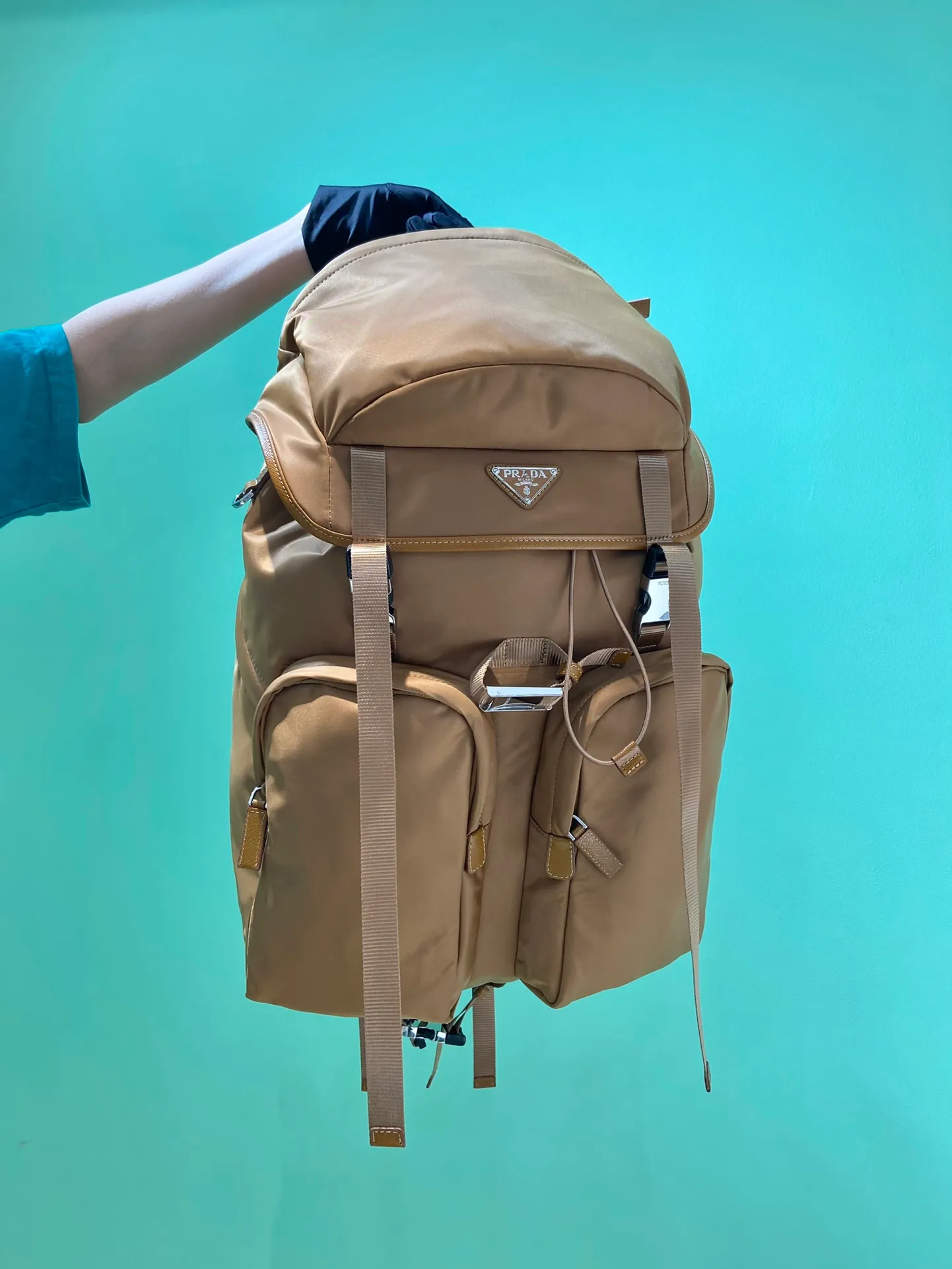 💰1860🎉New mountaineering bag🎉2VZ019 new color🎉🎉 This backpack is made of imported nylon fabric and has a technological style. The main compartment of the backpack is equipped with a flap and buckle, a rear zippered pocket, an adjustable woven nylon strap, two external zippered pockets and two drawstring water bottle pockets😘It is padded with mesh fabric on the back and has many compartments. It must be highly functional and can be worn for business trips, mountain climbing and daily wear. It is very affordable👏👏The upper body effect is super cool😘, men, hurry up and get it, it is worth owning👏👏 Length 32x Height 52x Bottom 19cm🎉🎉