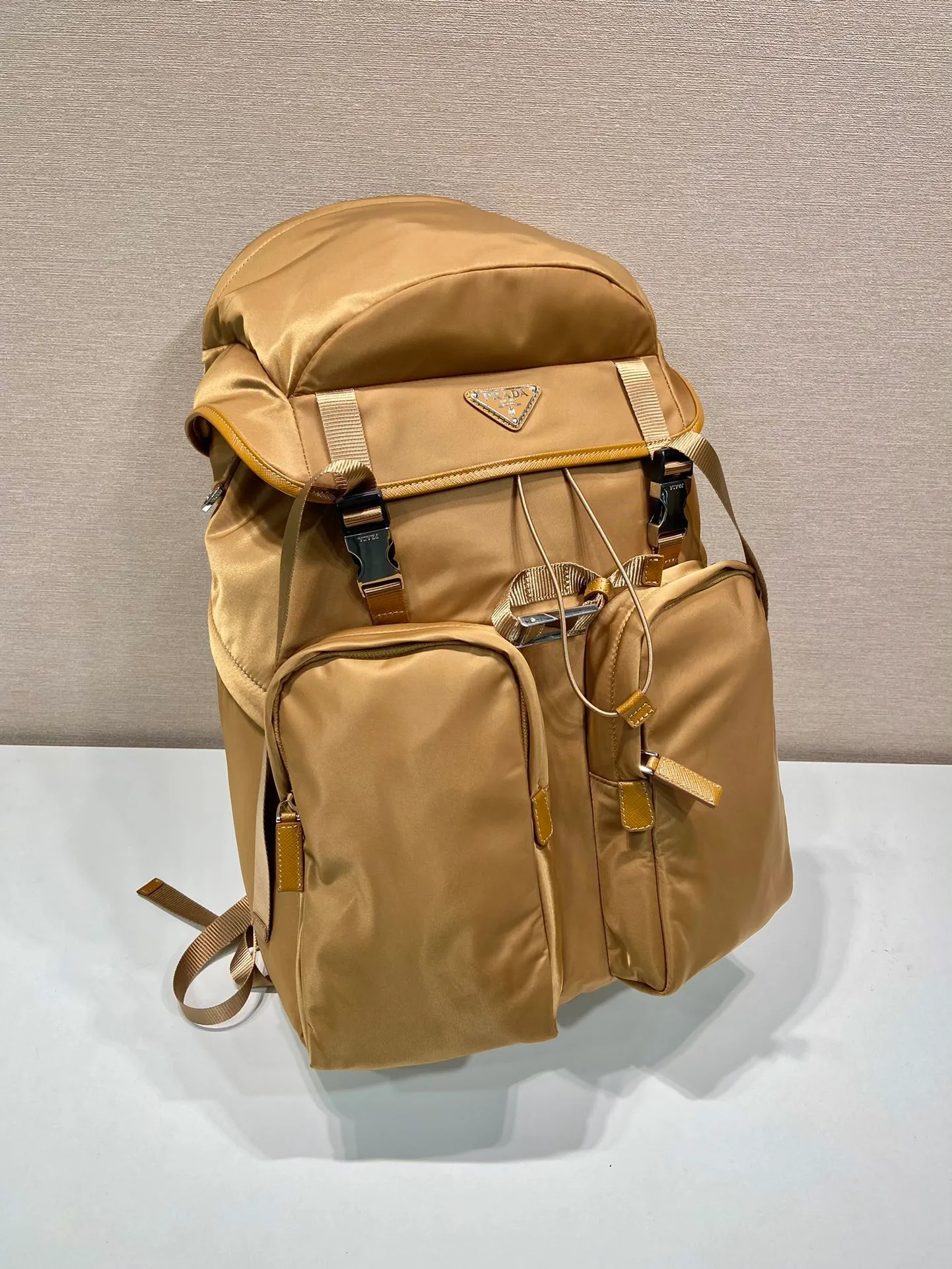 💰1860🎉New mountaineering bag🎉2VZ019 new color🎉🎉 This backpack is made of imported nylon fabric and has a technological style. The main compartment of the backpack is equipped with a flap and buckle, a rear zippered pocket, an adjustable woven nylon strap, two external zippered pockets and two drawstring water bottle pockets😘It is padded with mesh fabric on the back and has many compartments. It must be highly functional and can be worn for business trips, mountain climbing and daily wear. It is very affordable👏👏The upper body effect is super cool😘, men, hurry up and get it, it is worth owning👏👏 Length 32x Height 52x Bottom 19cm🎉🎉
