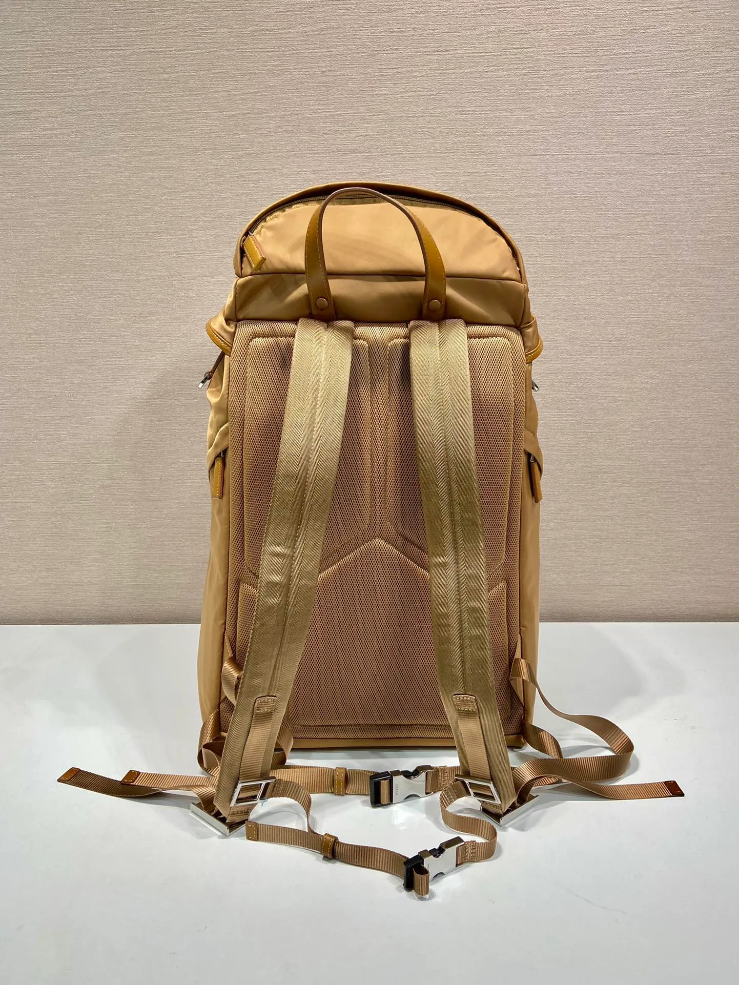 💰1860🎉New mountaineering bag🎉2VZ019 new color🎉🎉 This backpack is made of imported nylon fabric and has a technological style. The main compartment of the backpack is equipped with a flap and buckle, a rear zippered pocket, an adjustable woven nylon strap, two external zippered pockets and two drawstring water bottle pockets😘It is padded with mesh fabric on the back and has many compartments. It must be highly functional and can be worn for business trips, mountain climbing and daily wear. It is very affordable👏👏The upper body effect is super cool😘, men, hurry up and get it, it is worth owning👏👏 Length 32x Height 52x Bottom 19cm🎉🎉