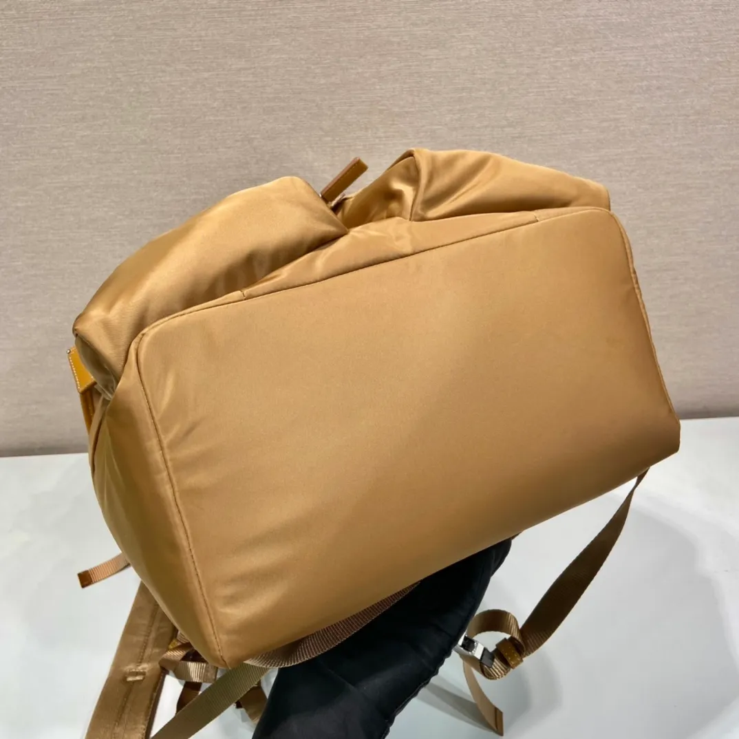 💰1860🎉New mountaineering bag🎉2VZ019 new color🎉🎉 This backpack is made of imported nylon fabric and has a technological style. The main compartment of the backpack is equipped with a flap and buckle, a rear zippered pocket, an adjustable woven nylon strap, two external zippered pockets and two drawstring water bottle pockets😘It is padded with mesh fabric on the back and has many compartments. It must be highly functional and can be worn for business trips, mountain climbing and daily wear. It is very affordable👏👏The upper body effect is super cool😘, men, hurry up and get it, it is worth owning👏👏 Length 32x Height 52x Bottom 19cm🎉🎉