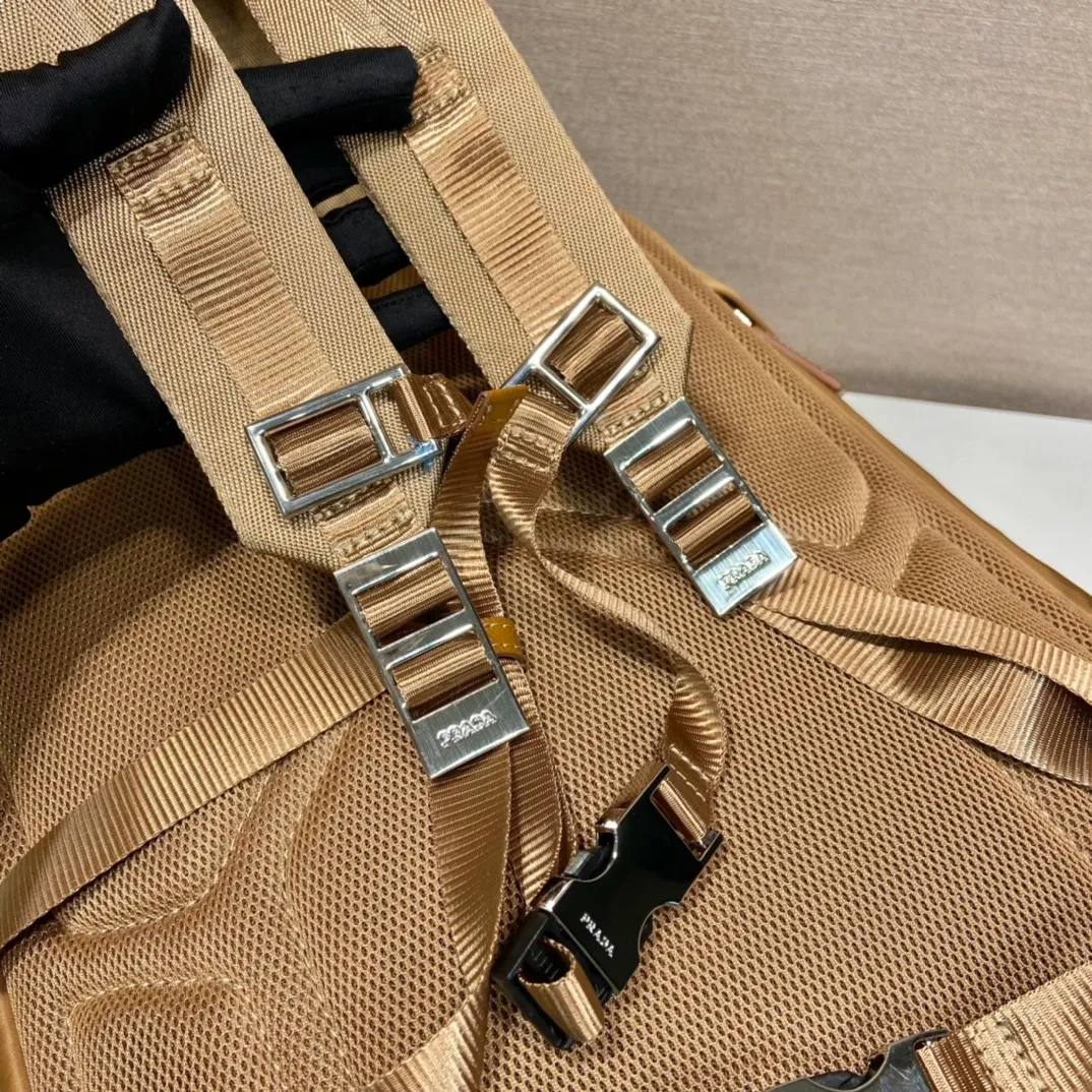 💰1860🎉New mountaineering bag🎉2VZ019 new color🎉🎉 This backpack is made of imported nylon fabric and has a technological style. The main compartment of the backpack is equipped with a flap and buckle, a rear zippered pocket, an adjustable woven nylon strap, two external zippered pockets and two drawstring water bottle pockets😘It is padded with mesh fabric on the back and has many compartments. It must be highly functional and can be worn for business trips, mountain climbing and daily wear. It is very affordable👏👏The upper body effect is super cool😘, men, hurry up and get it, it is worth owning👏👏 Length 32x Height 52x Bottom 19cm🎉🎉