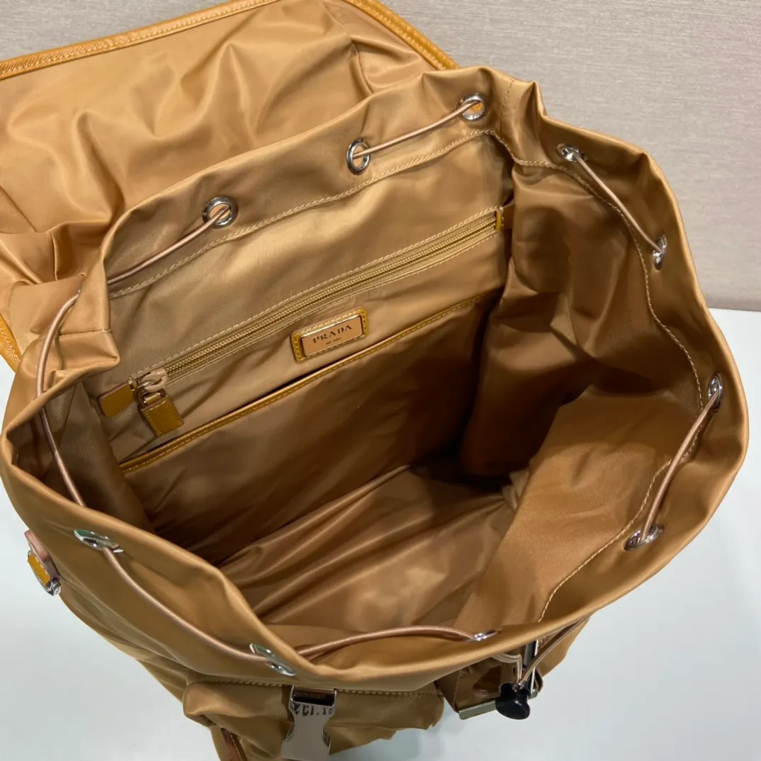 💰1860🎉New mountaineering bag🎉2VZ019 new color🎉🎉 This backpack is made of imported nylon fabric and has a technological style. The main compartment of the backpack is equipped with a flap and buckle, a rear zippered pocket, an adjustable woven nylon strap, two external zippered pockets and two drawstring water bottle pockets😘It is padded with mesh fabric on the back and has many compartments. It must be highly functional and can be worn for business trips, mountain climbing and daily wear. It is very affordable👏👏The upper body effect is super cool😘, men, hurry up and get it, it is worth owning👏👏 Length 32x Height 52x Bottom 19cm🎉🎉