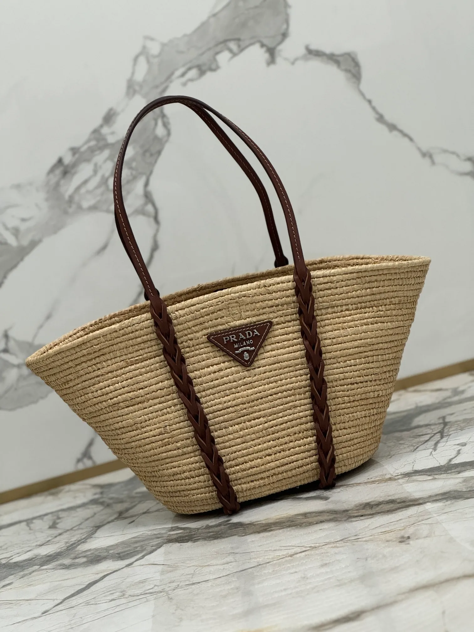 💰1900🌟The vegetable basket is here~ My favorite straw bag in summer. It has cowhide-edged corncob pattern shoulder straps and raffia weaving. It has a French lazy style. It can be carried in the hand or on the shoulder. The upper body is super nice! ! Size: length about 25×[width] about 25-50×[depth] about 16cm Style number: 1BG312