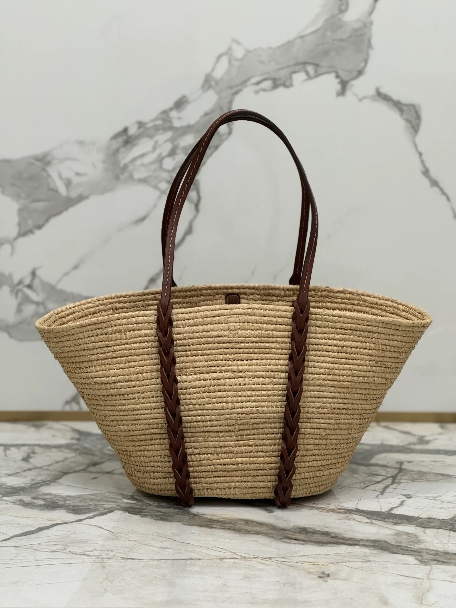 💰1900🌟The vegetable basket is here~ My favorite straw bag in summer. It has cowhide-edged corncob pattern shoulder straps and raffia weaving. It has a French lazy style. It can be carried in the hand or on the shoulder. The upper body is super nice! ! Size: length about 25×[width] about 25-50×[depth] about 16cm Style number: 1BG312