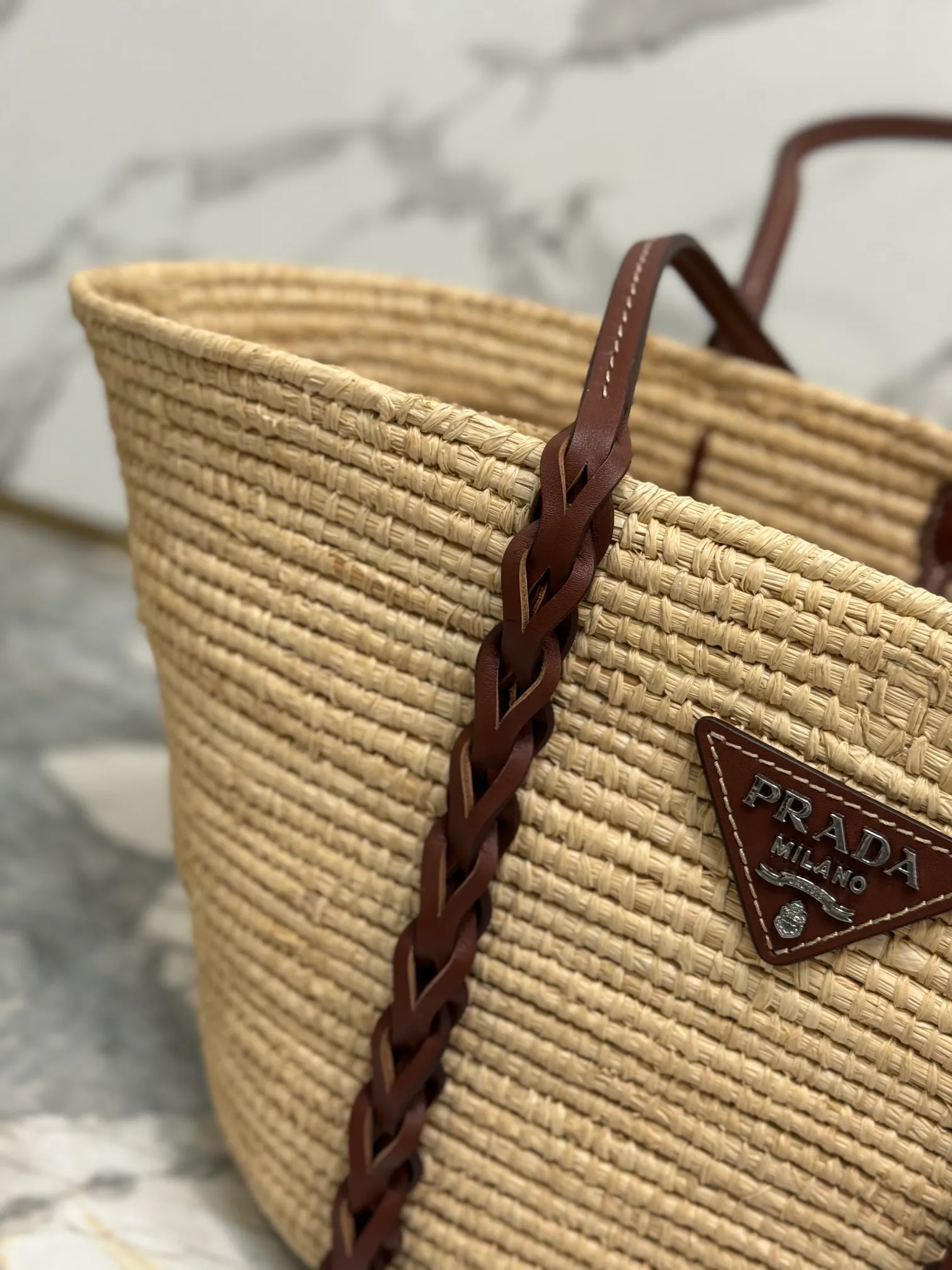 💰1900🌟The vegetable basket is here~ My favorite straw bag in summer. It has cowhide-edged corncob pattern shoulder straps and raffia weaving. It has a French lazy style. It can be carried in the hand or on the shoulder. The upper body is super nice! ! Size: length about 25×[width] about 25-50×[depth] about 16cm Style number: 1BG312