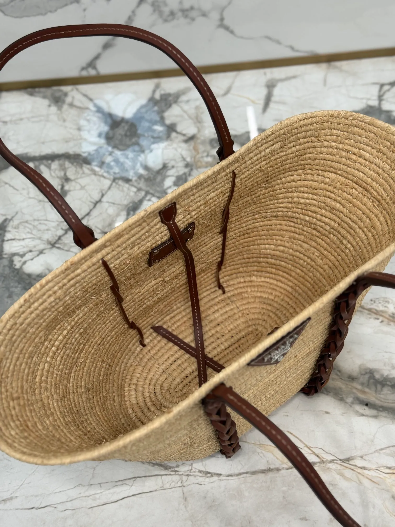 💰1900🌟The vegetable basket is here~ My favorite straw bag in summer. It has cowhide-edged corncob pattern shoulder straps and raffia weaving. It has a French lazy style. It can be carried in the hand or on the shoulder. The upper body is super nice! ! Size: length about 25×[width] about 25-50×[depth] about 16cm Style number: 1BG312