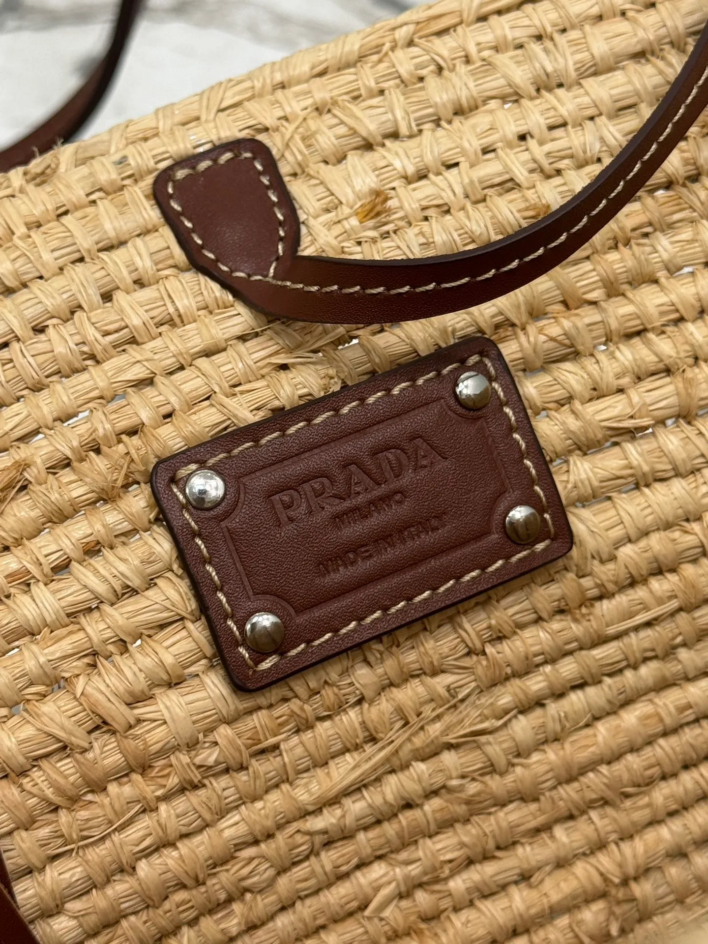 💰1900🌟The vegetable basket is here~ My favorite straw bag in summer. It has cowhide-edged corncob pattern shoulder straps and raffia weaving. It has a French lazy style. It can be carried in the hand or on the shoulder. The upper body is super nice! ! Size: length about 25×[width] about 25-50×[depth] about 16cm Style number: 1BG312