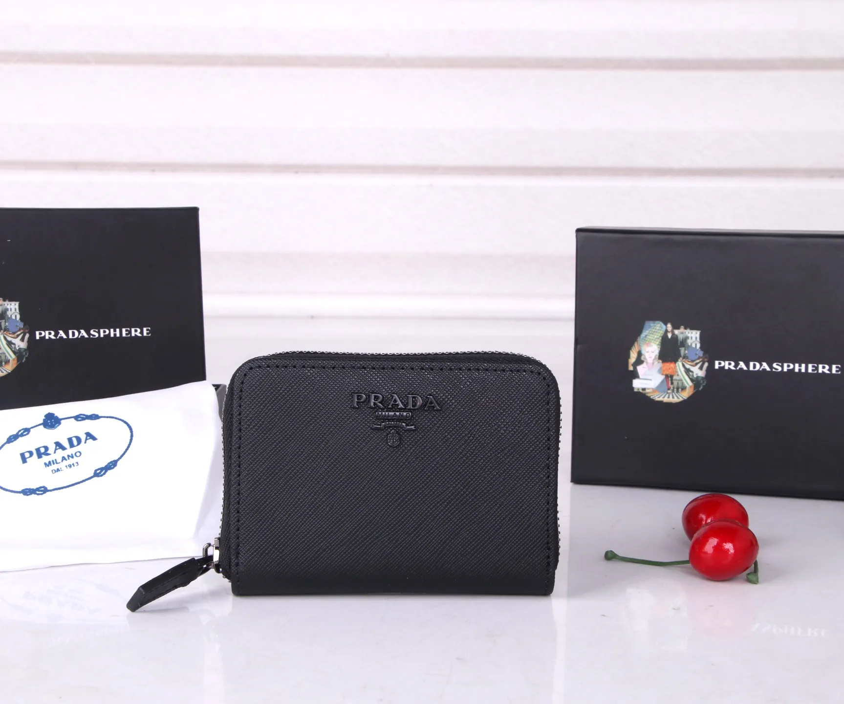 💰130 Style No.: LM1123 Brand: PRADA Color: Black Size: 10*8cm Description: The latest styles at the counter, synchronized with the official website, genuine product development, top Italian original single cross-grain cowhide with excellent texture, threaded lining and imported hardware accessories! The exquisite wiring is even and neat, and the oil edges are smooth.