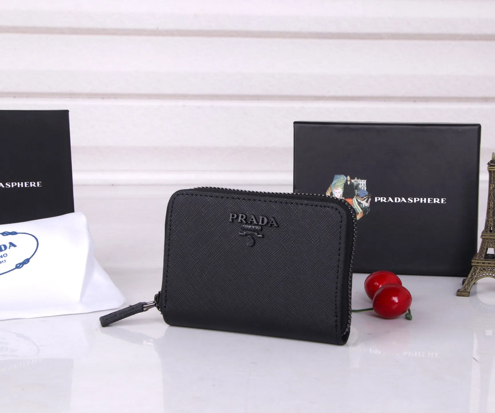 💰130 Style No.: LM1123 Brand: PRADA Color: Black Size: 10*8cm Description: The latest styles at the counter, synchronized with the official website, genuine product development, top Italian original single cross-grain cowhide with excellent texture, threaded lining and imported hardware accessories! The exquisite wiring is even and neat, and the oil edges are smooth.