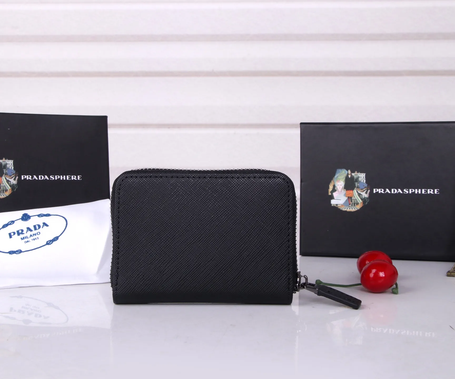 💰130 Style No.: LM1123 Brand: PRADA Color: Black Size: 10*8cm Description: The latest styles at the counter, synchronized with the official website, genuine product development, top Italian original single cross-grain cowhide with excellent texture, threaded lining and imported hardware accessories! The exquisite wiring is even and neat, and the oil edges are smooth.