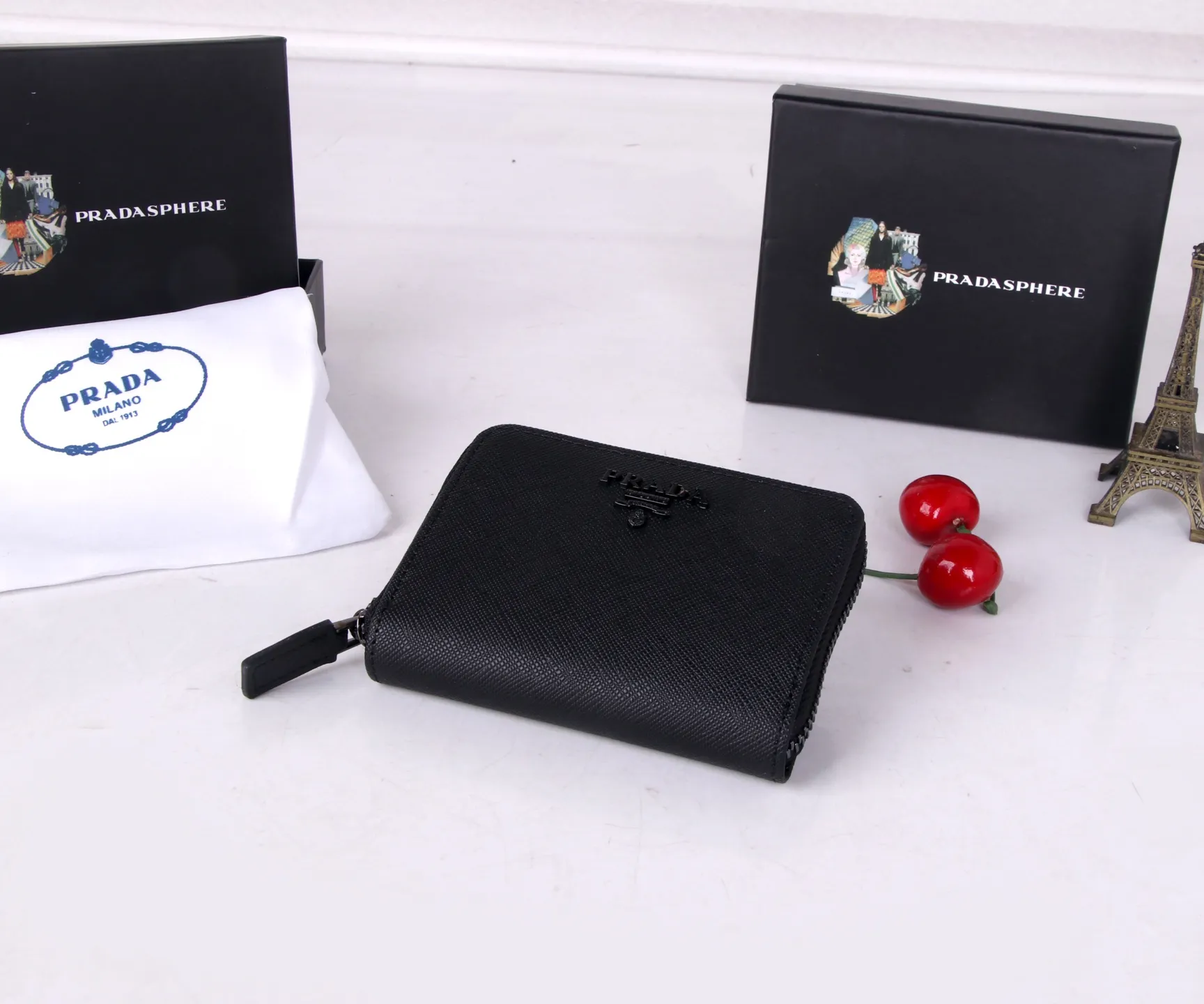 💰130 Style No.: LM1123 Brand: PRADA Color: Black Size: 10*8cm Description: The latest styles at the counter, synchronized with the official website, genuine product development, top Italian original single cross-grain cowhide with excellent texture, threaded lining and imported hardware accessories! The exquisite wiring is even and neat, and the oil edges are smooth.