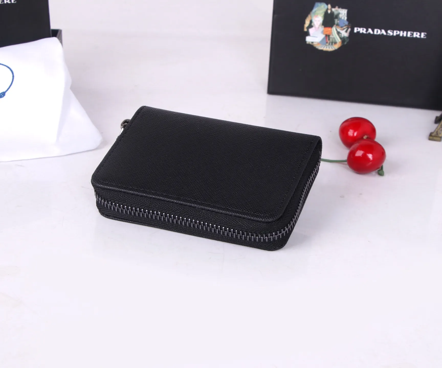 💰130 Style No.: LM1123 Brand: PRADA Color: Black Size: 10*8cm Description: The latest styles at the counter, synchronized with the official website, genuine product development, top Italian original single cross-grain cowhide with excellent texture, threaded lining and imported hardware accessories! The exquisite wiring is even and neat, and the oil edges are smooth.