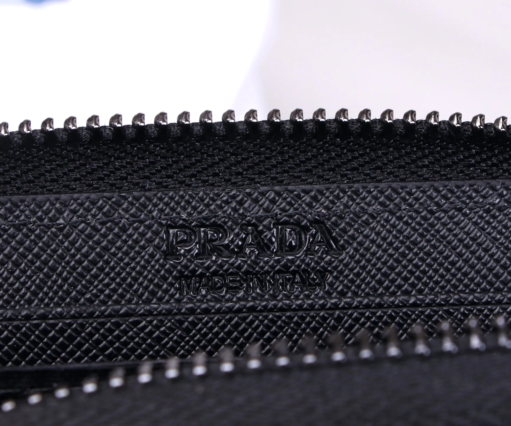 💰130 Style No.: LM1123 Brand: PRADA Color: Black Size: 10*8cm Description: The latest styles at the counter, synchronized with the official website, genuine product development, top Italian original single cross-grain cowhide with excellent texture, threaded lining and imported hardware accessories! The exquisite wiring is even and neat, and the oil edges are smooth.