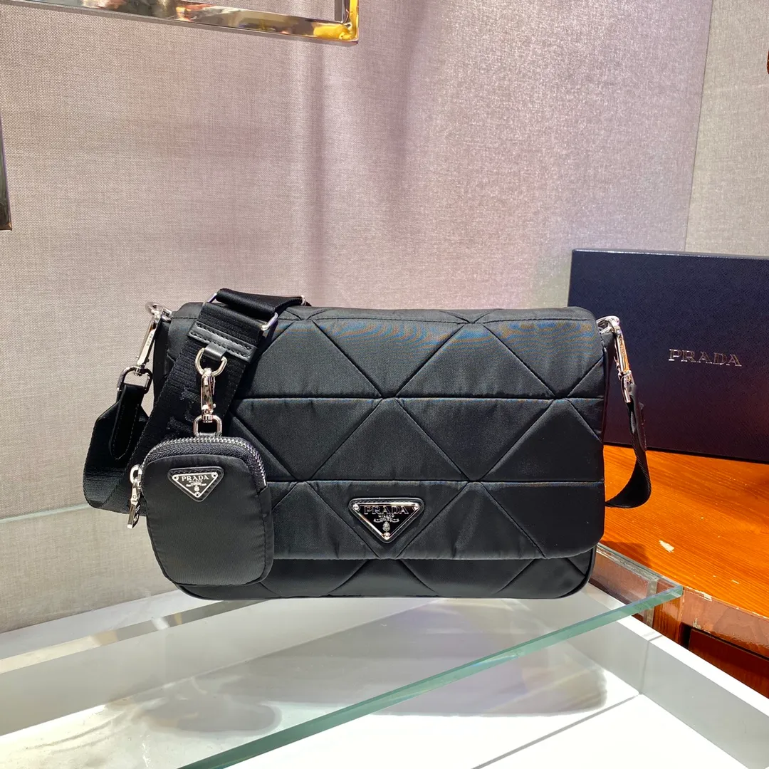 💰1260🎉New three-in-one🎉1BD291 large size🎉Large size🎉👏👏This three-in-one women's bag is made of imported nylon fabric and top-grade hardware🎉🎉Purely handmade diamond splicing pattern design, which looks particularly unique and elegant. It can be carried on one shoulder or cross-body. Fa👍👍My favorite is the small coin purse🙊🙊This very feminine design inspiration looks simple and elegant, and it is a three-in-one product that will never go out of style😘😘It has always been the pursuit of perfection by girls😘😘Hurry up and get it👏👏 Length 28x Height 18x Bottom 7.5cm
