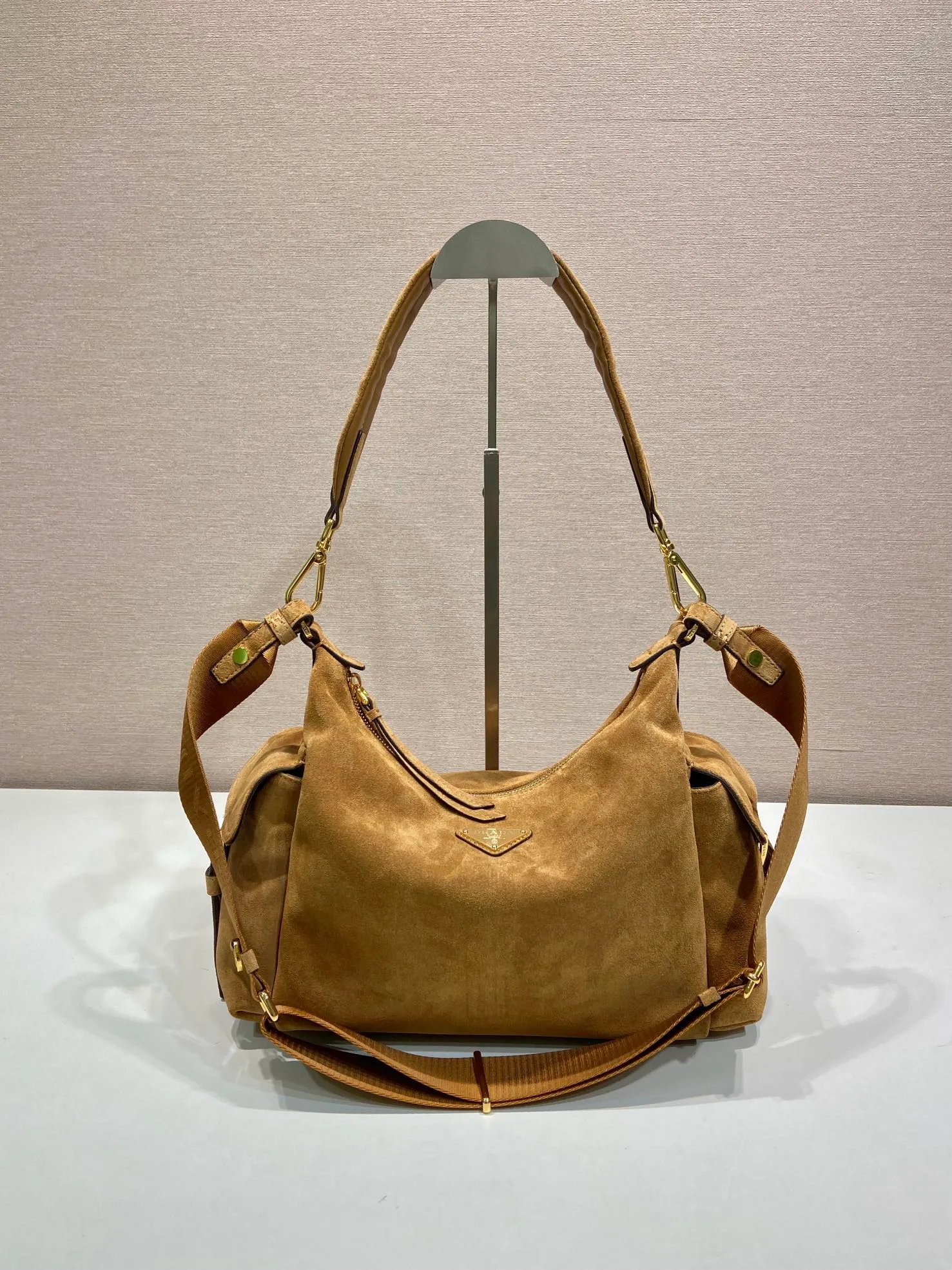 💰1520🎉New Suede Leather🎉1BC264 Discovery Bag🎉🎉 This Discovery Bag is made of imported suede leather with a soft silhouette and multiple pockets. Lightweight and practical Re-Nylon emphasizes the design's versatile style, while leather details and signature accents reflect the P family's artisanal heritage. It comes with 2 removable, adjustable woven signature straps. The capacity is large and the upper body effect is very fashionable. Another hit that will never go out of style. Worth having! 🎉🎉 Length 32x Height 22x Bottom 11.5cm🎉🎉🎉💰💰💰