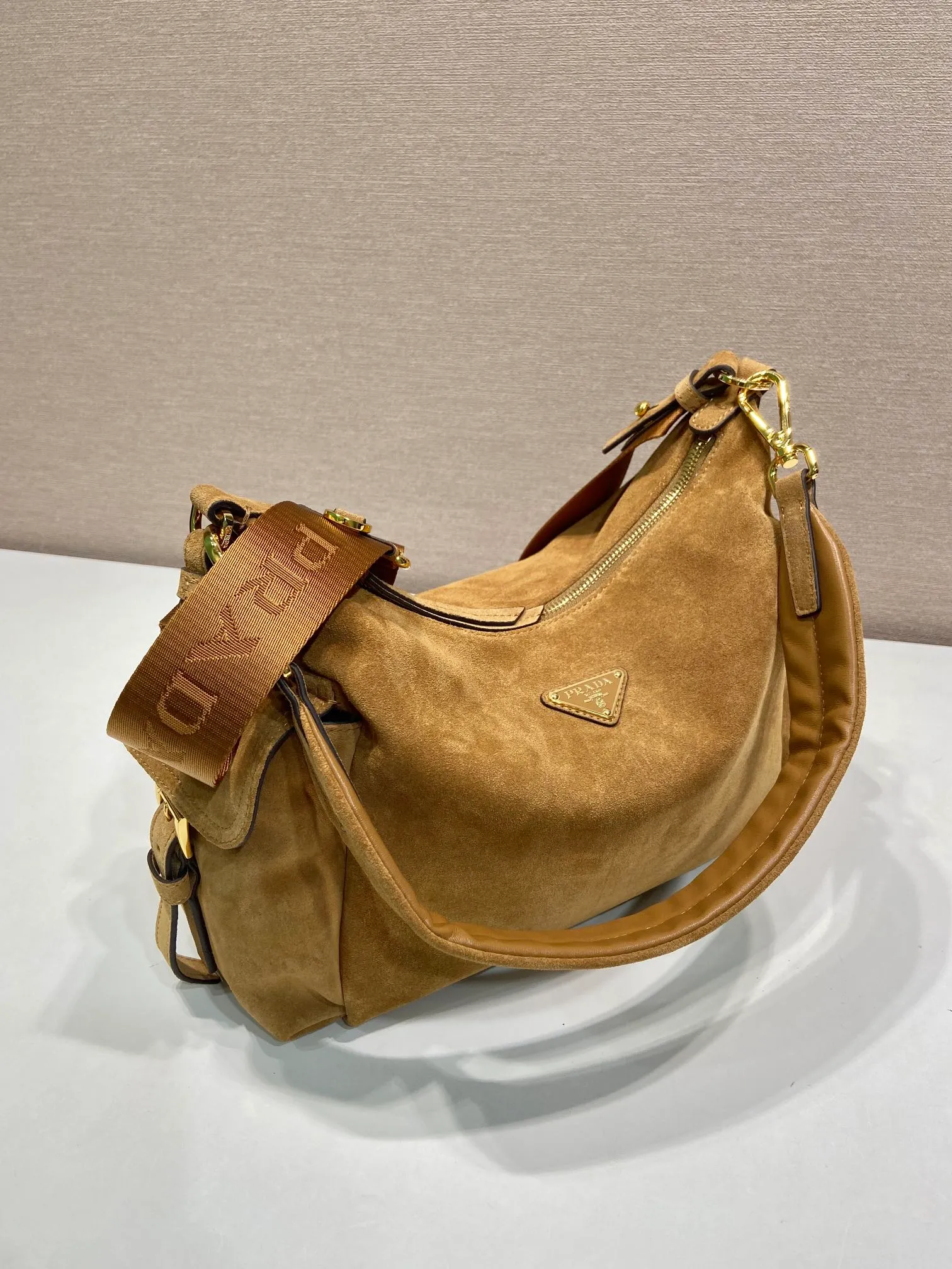 💰1520🎉New Suede Leather🎉1BC264 Discovery Bag🎉🎉 This Discovery Bag is made of imported suede leather with a soft silhouette and multiple pockets. Lightweight and practical Re-Nylon emphasizes the design's versatile style, while leather details and signature accents reflect the P family's artisanal heritage. It comes with 2 removable, adjustable woven signature straps. The capacity is large and the upper body effect is very fashionable. Another hit that will never go out of style. Worth having! 🎉🎉 Length 32x Height 22x Bottom 11.5cm🎉🎉🎉💰💰💰